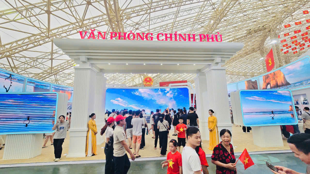 Kéo dài thời gian Triển lãm thành tựu Đất nước đến hết ngày 15/9/2025- Ảnh 1. Kéo dài thời gian Triển lãm thành tựu Đất nước đến hết ngày 15/9/2025- Ảnh 1.