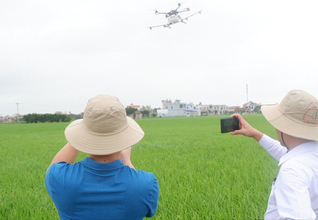 Drone: "Trợ thủ" mới của nhà nông- Ảnh 1. Drone: "Trợ thủ" mới của nhà nông- Ảnh 1.