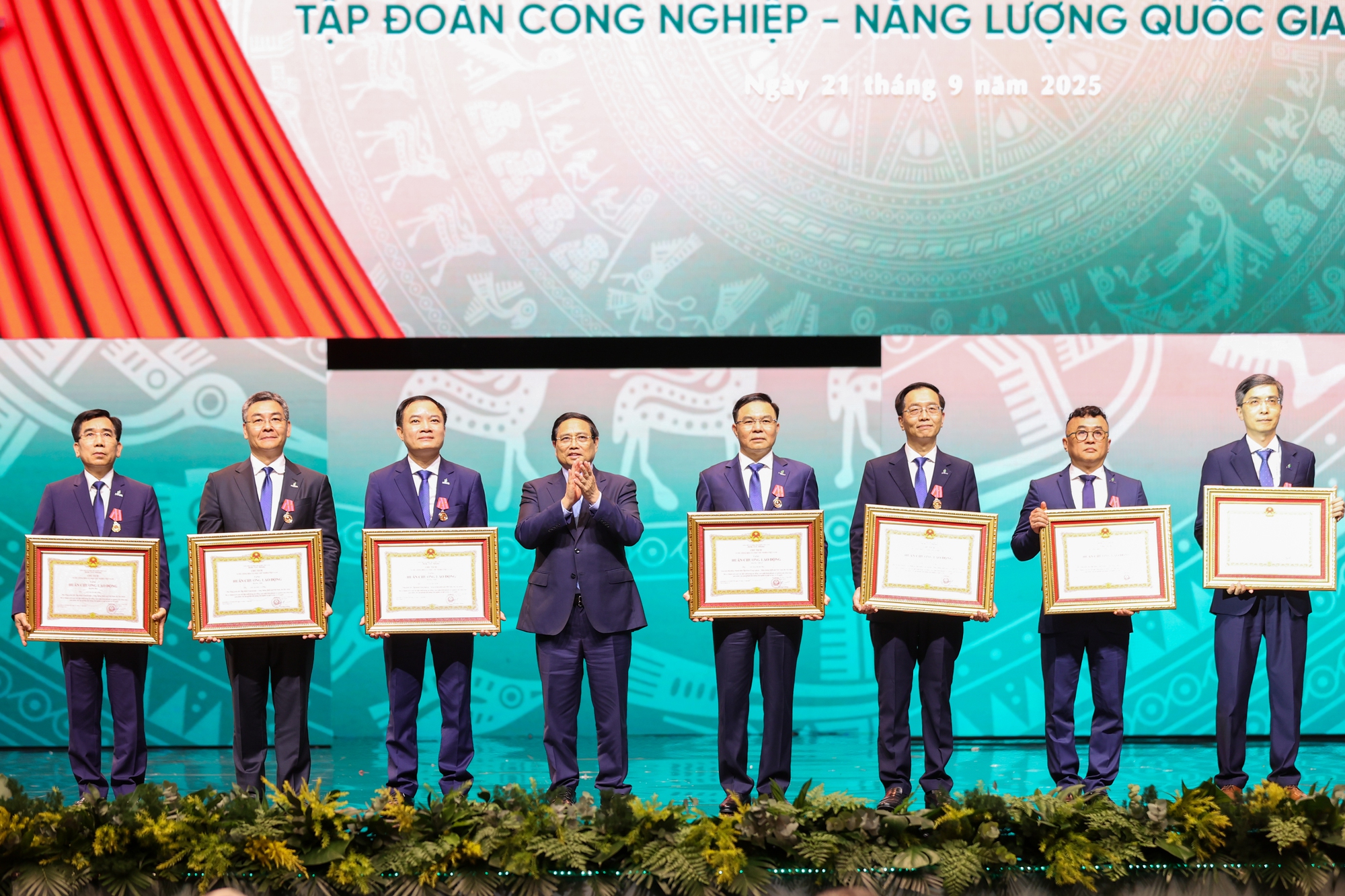 Tổng Bí thư tặng '8 chữ', kỳ vọng Petrovietnam vươn tầm toàn cầu- Ảnh 5.