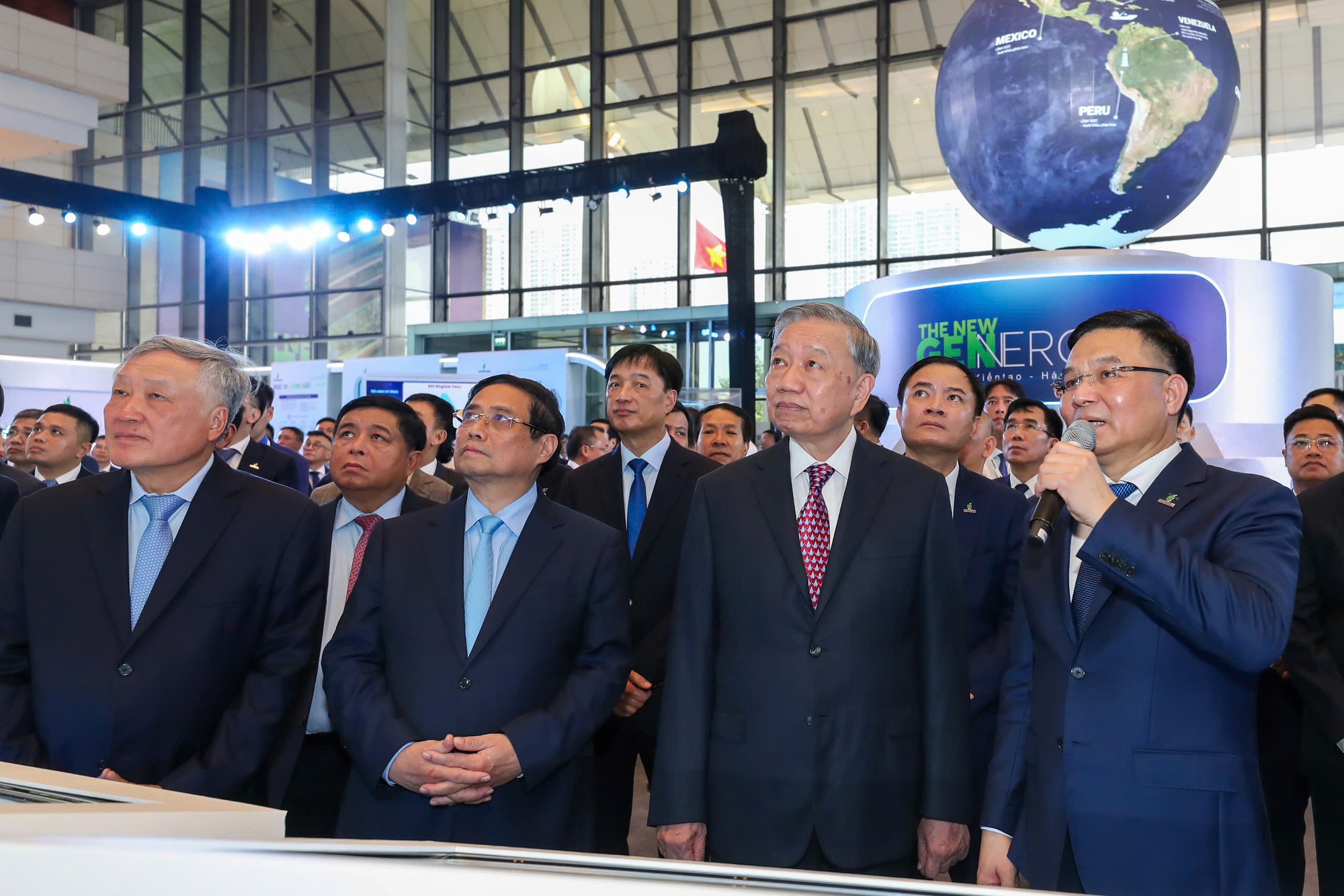 Tổng Bí thư tặng '8 chữ', kỳ vọng Petrovietnam vươn tầm toàn cầu- Ảnh 1.