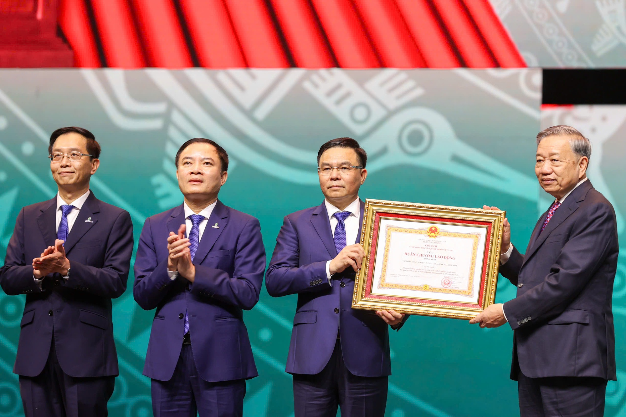 Tổng Bí thư tặng '8 chữ', kỳ vọng Petrovietnam vươn tầm toàn cầu- Ảnh 4.