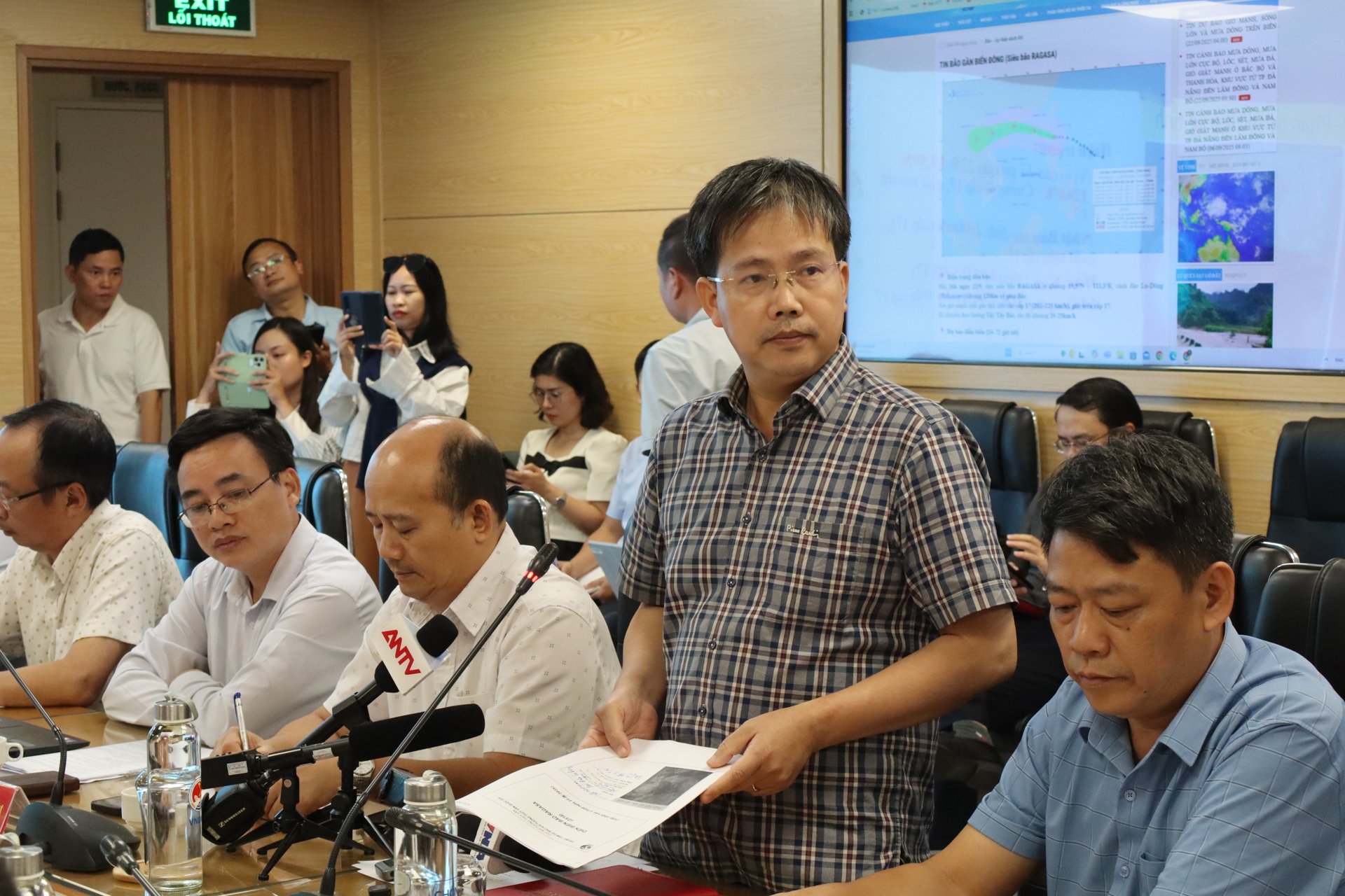 Hơn 300.000 cán bộ chiến sĩ, dân quân tự vệ; 8.000 phương tiện sẵn sàng ứng phó siêu bão RAGASA- Ảnh 1.