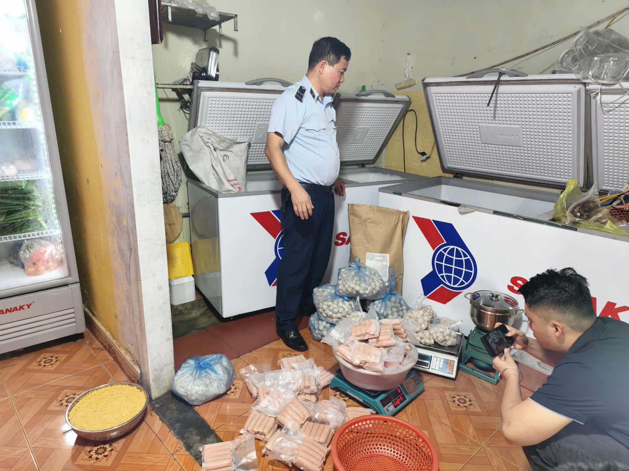 Lào Cai: Khởi tố chủ cơ sở sử dụng hàn the để sản xuất giò chả- Ảnh 1.