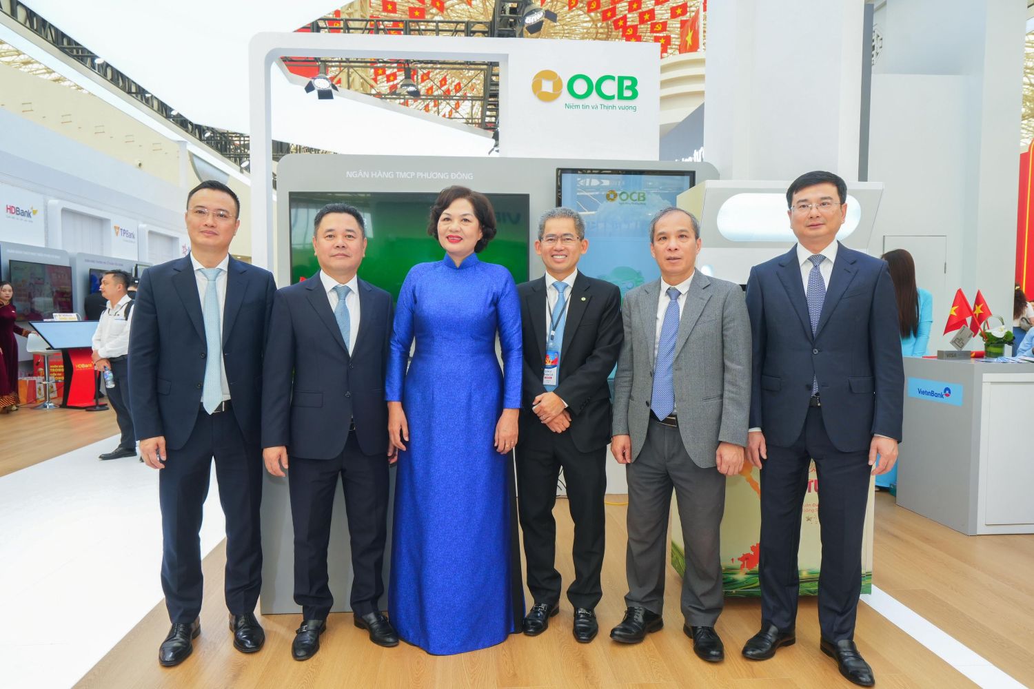 OCB vinh dự nhận Bằng khen tham gia Triển lãm Thành tựu đất nước- Ảnh 2.
