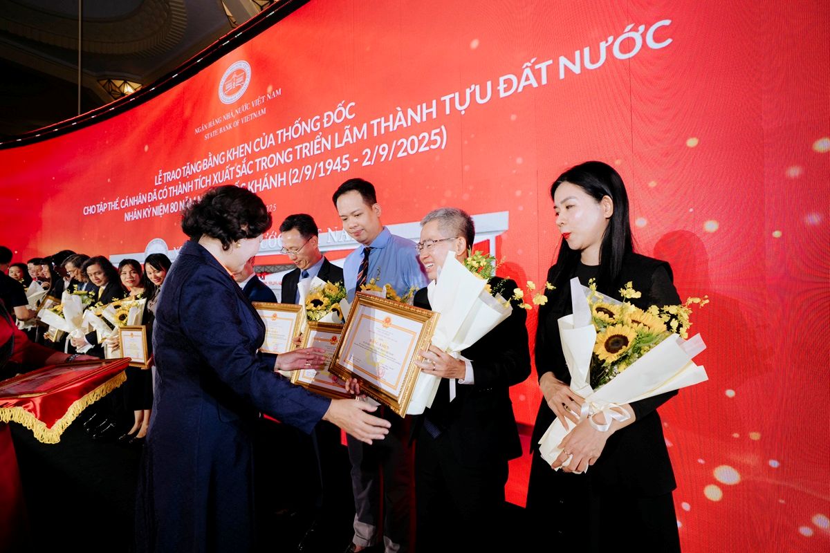 OCB vinh dự nhận Bằng khen tham gia Triển lãm Thành tựu đất nước- Ảnh 1.