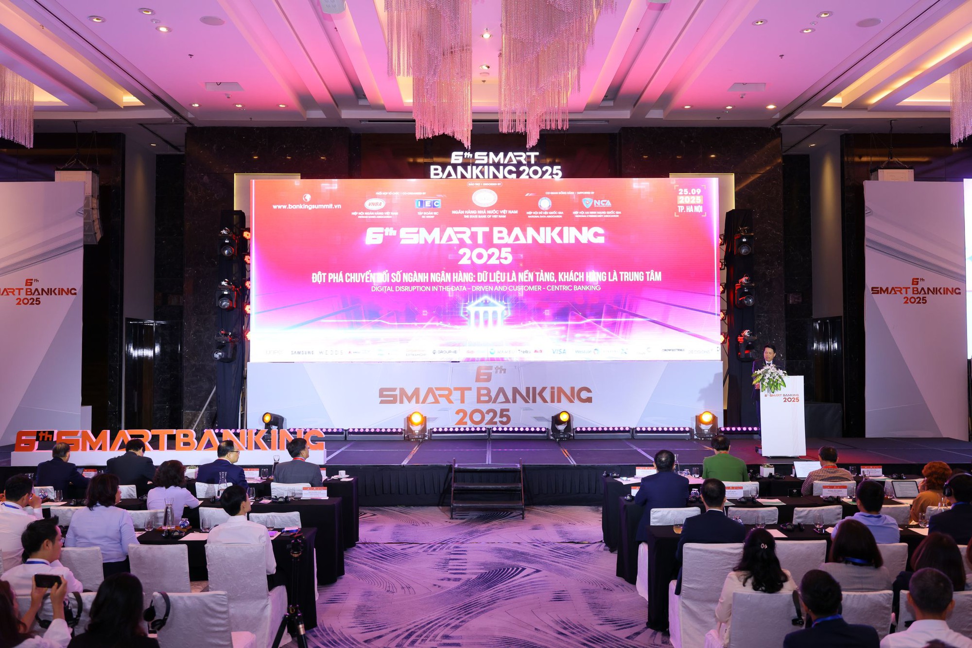 Ngân hàng đặt trọng tâm vào bảo đảm an ninh, dữ liệu và quyền lợi khách hàng- Ảnh 1. Ngân hàng đặt trọng tâm vào bảo đảm an ninh, dữ liệu và quyền lợi khách hàng- Ảnh 1.