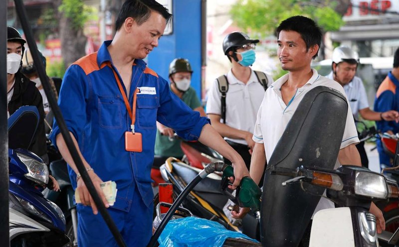 Giá xăng giảm- Ảnh 1.