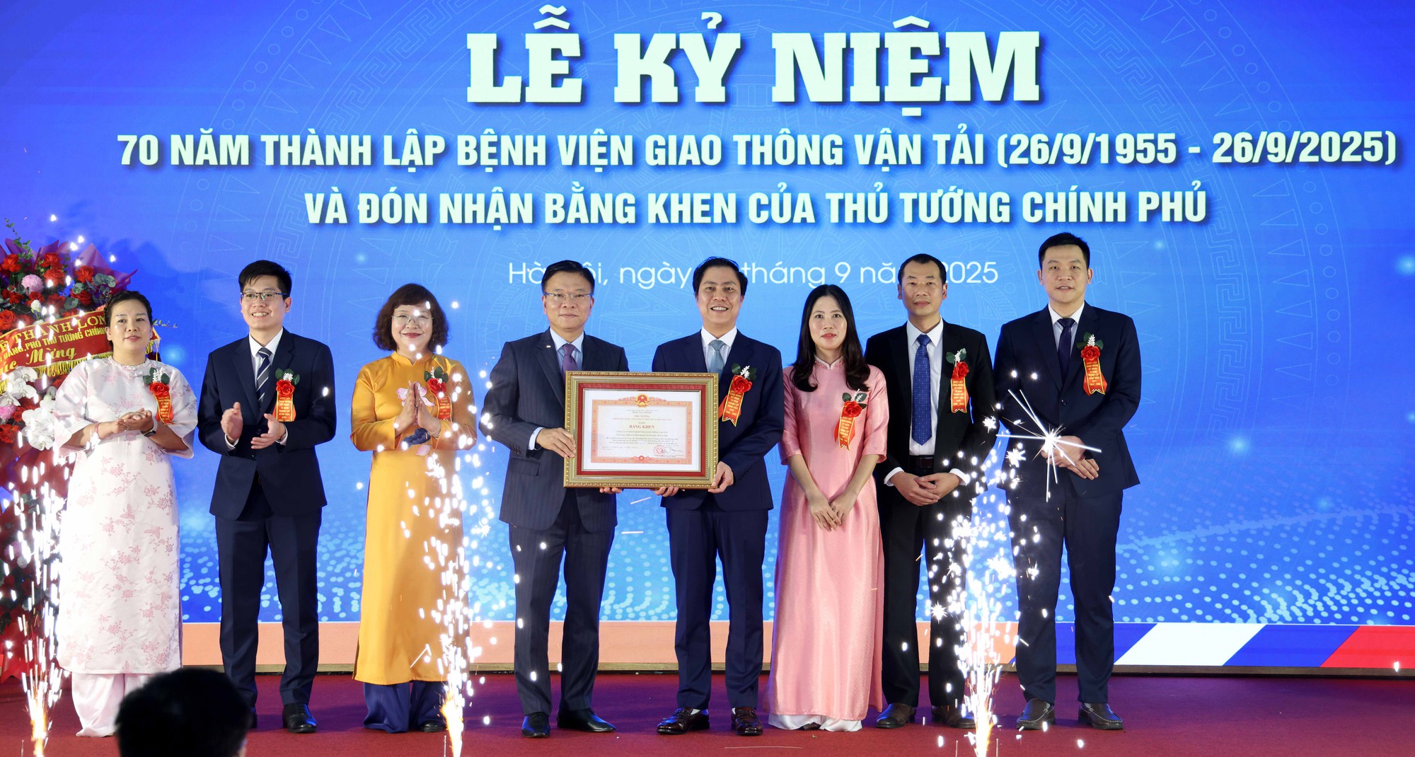 Bệnh viện GTVT nhận Bằng khen của Thủ tướng về ứng dụng phương pháp tán sỏi thận- Ảnh 1. Bệnh viện GTVT nhận Bằng khen của Thủ tướng về ứng dụng phương pháp tán sỏi thận- Ảnh 1.