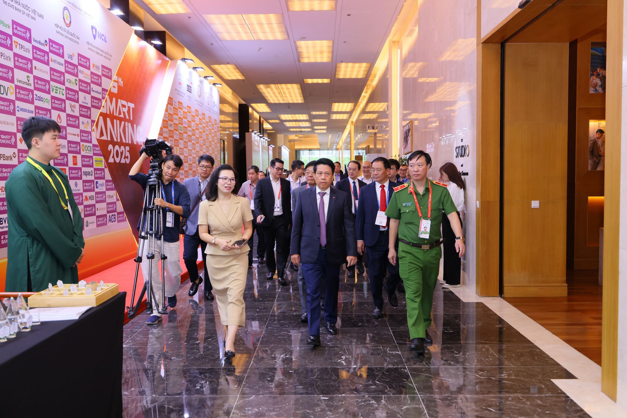 Ngân hàng đặt trọng tâm vào bảo đảm an ninh, dữ liệu và quyền lợi khách hàng- Ảnh 4. Ngân hàng đặt trọng tâm vào bảo đảm an ninh, dữ liệu và quyền lợi khách hàng- Ảnh 4.