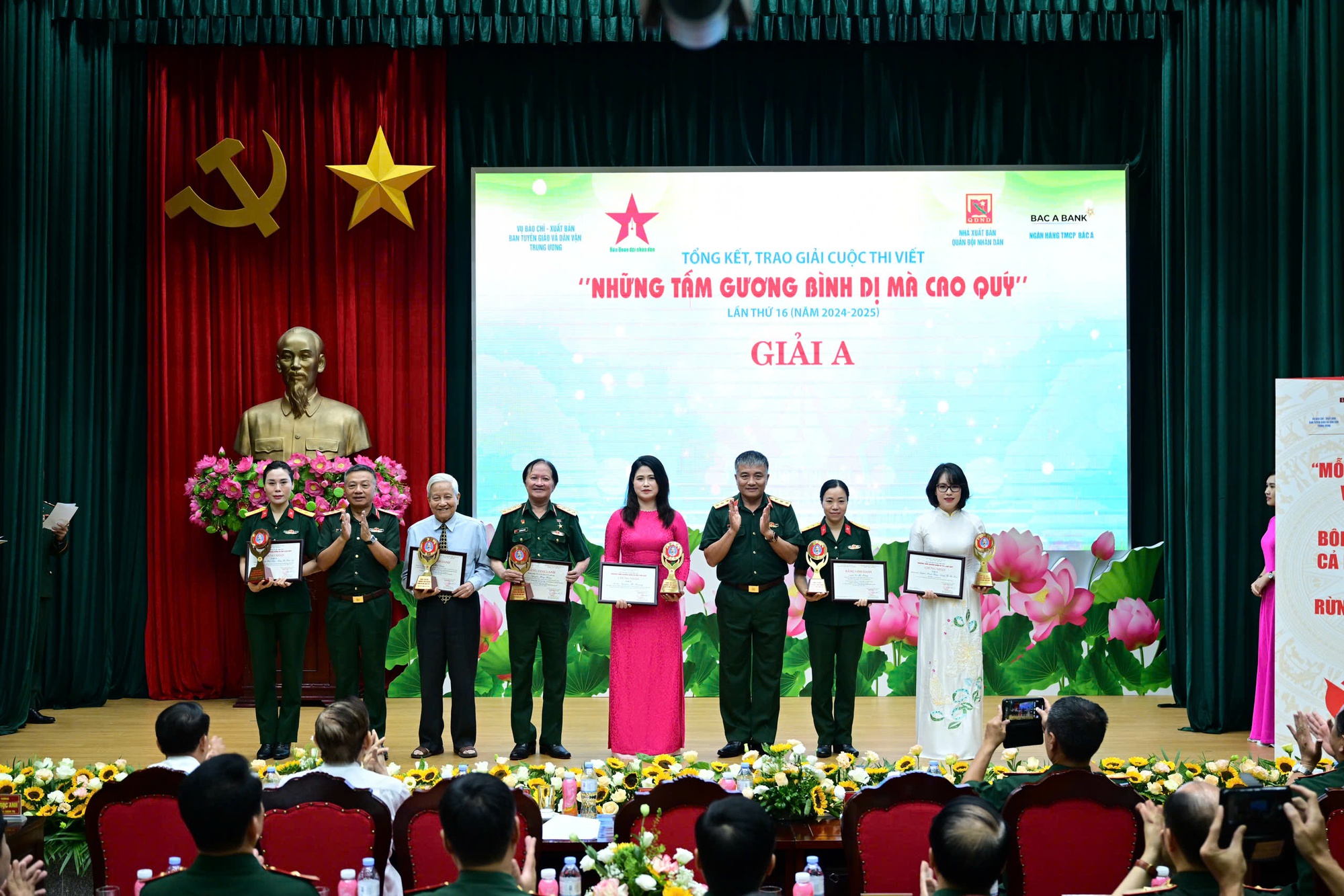 Cuộc thi viết 'Những tấm gương bình dị mà cao quý': Tính phát hiện cao, phản ánh sinh động 'người thật, việc thật'- Ảnh 1. Cuộc thi viết 'Những tấm gương bình dị mà cao quý': Tính phát hiện cao, phản ánh sinh động 'người thật, việc thật'- Ảnh 1.