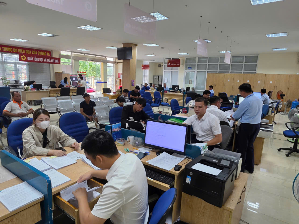 Bộ Chính trị, Ban Bí thư yêu cầu tiếp tục nâng cao hiệu quả hoạt động của hệ thống chính trị và bộ máy chính quyền địa phương 2 cấp- Ảnh 1.