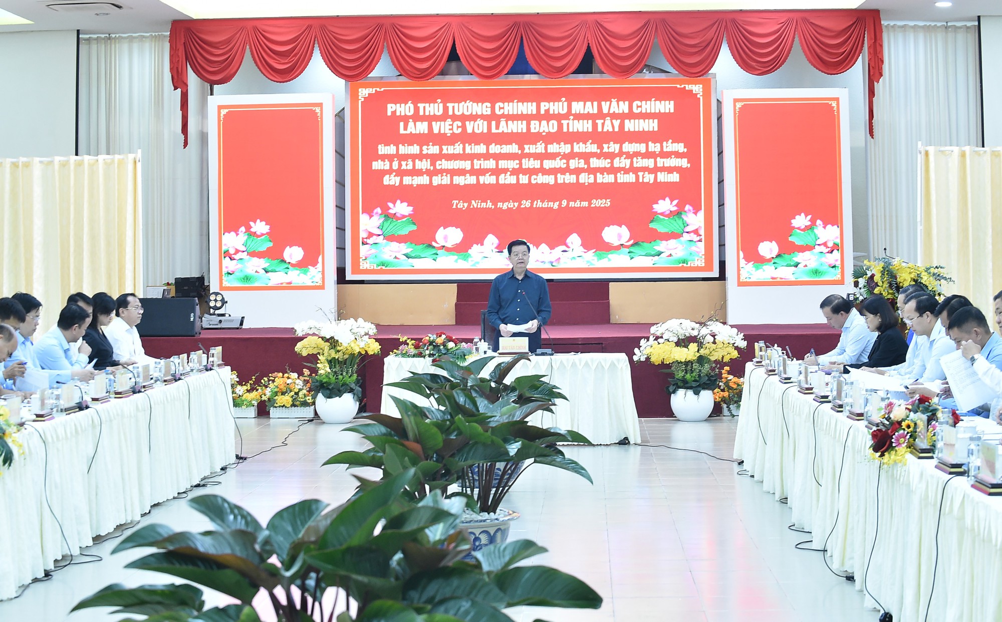 Phó Thủ tướng Mai Văn Chính: Tây Ninh cần tháo gỡ hết khó khăn, phấn đấu đạt kết quả cao nhất về kinh tế-xã hội- Ảnh 1.