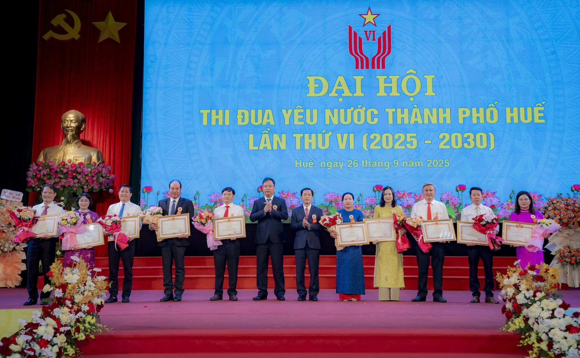 TP. Huế tôn vinh các tập thể, cá nhân tiêu biểu trong các phong trào thi đua yêu nước- Ảnh 1.