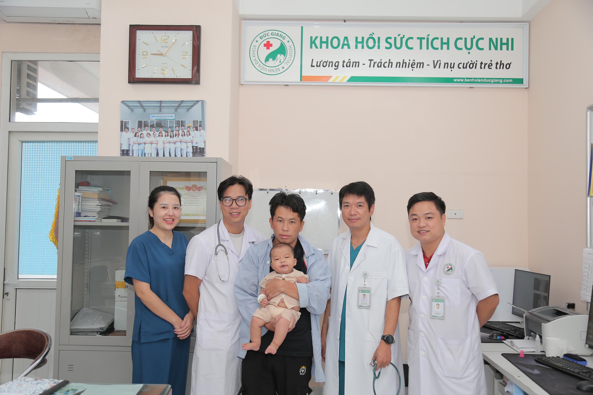 Lọc máu 13 ngày liên tục, hồi sinh bé trai người Mông 5 tháng tuổi- Ảnh 1.