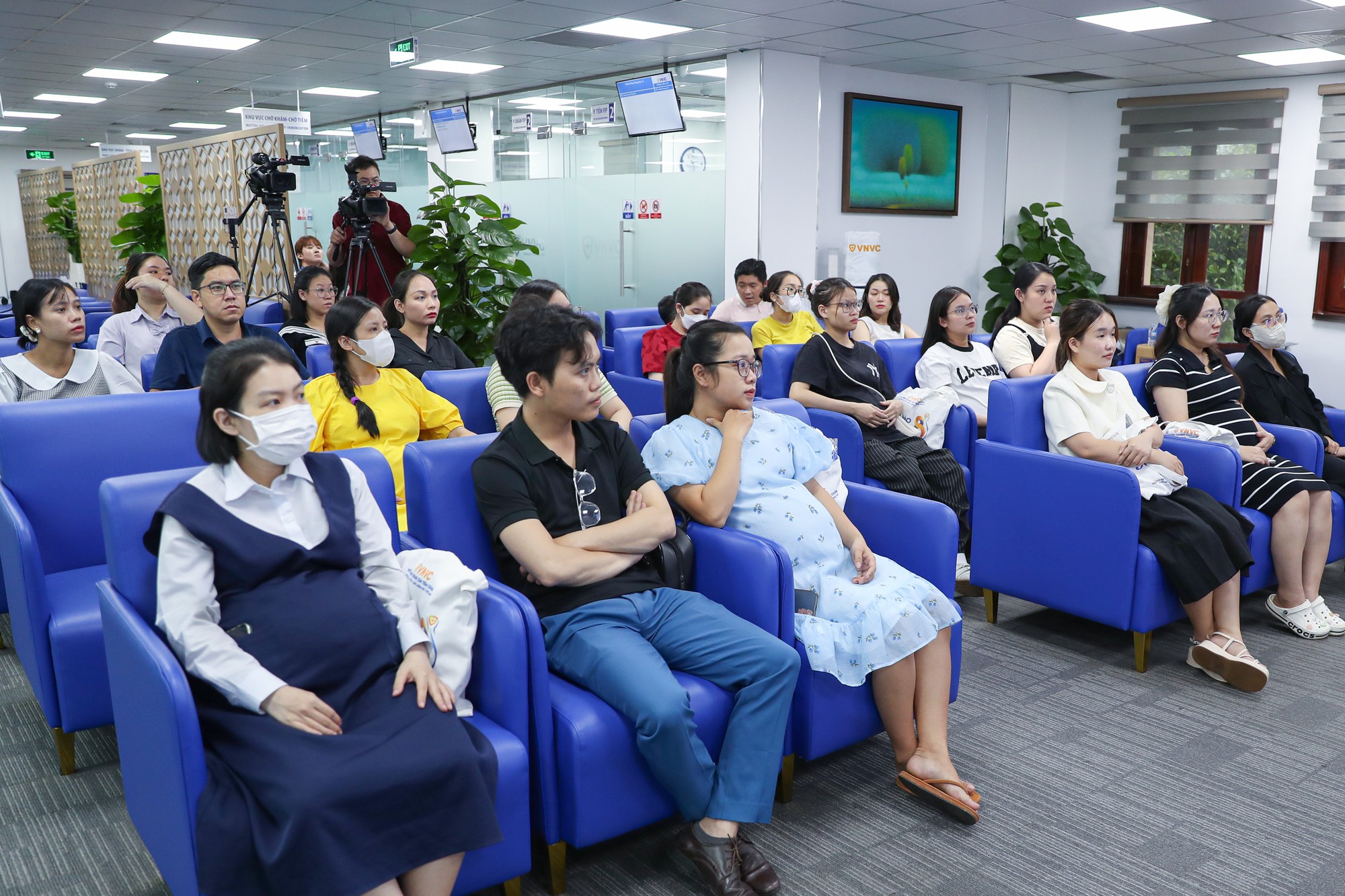 VNVC nỗ lực đưa vaccine RSV phòng viêm phổi cho phụ nữ mang thai và người cao tuổi tại Việt Nam- Ảnh 1.