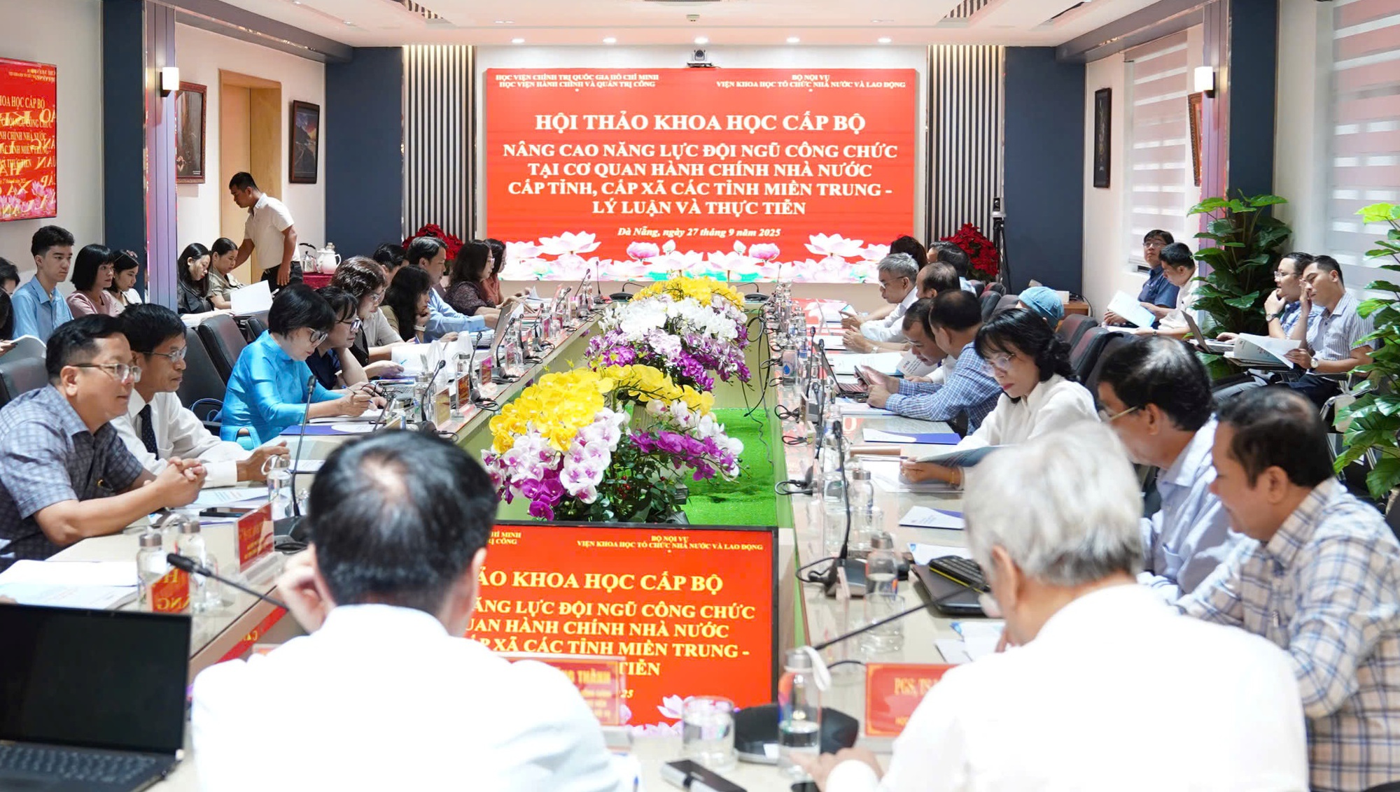 Xây dựng đội ngũ công chức 'vừa hồng, vừa chuyên' cho chính quyền 2 cấp ở miền Trung- Ảnh 1.