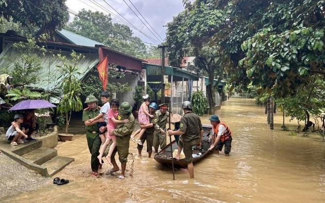 Huy động mọi lực lượng, phương tiện ứng phó với nguy cơ triều cường, ngập lụt, lũ quét, sạt lở đất sau bão số 10