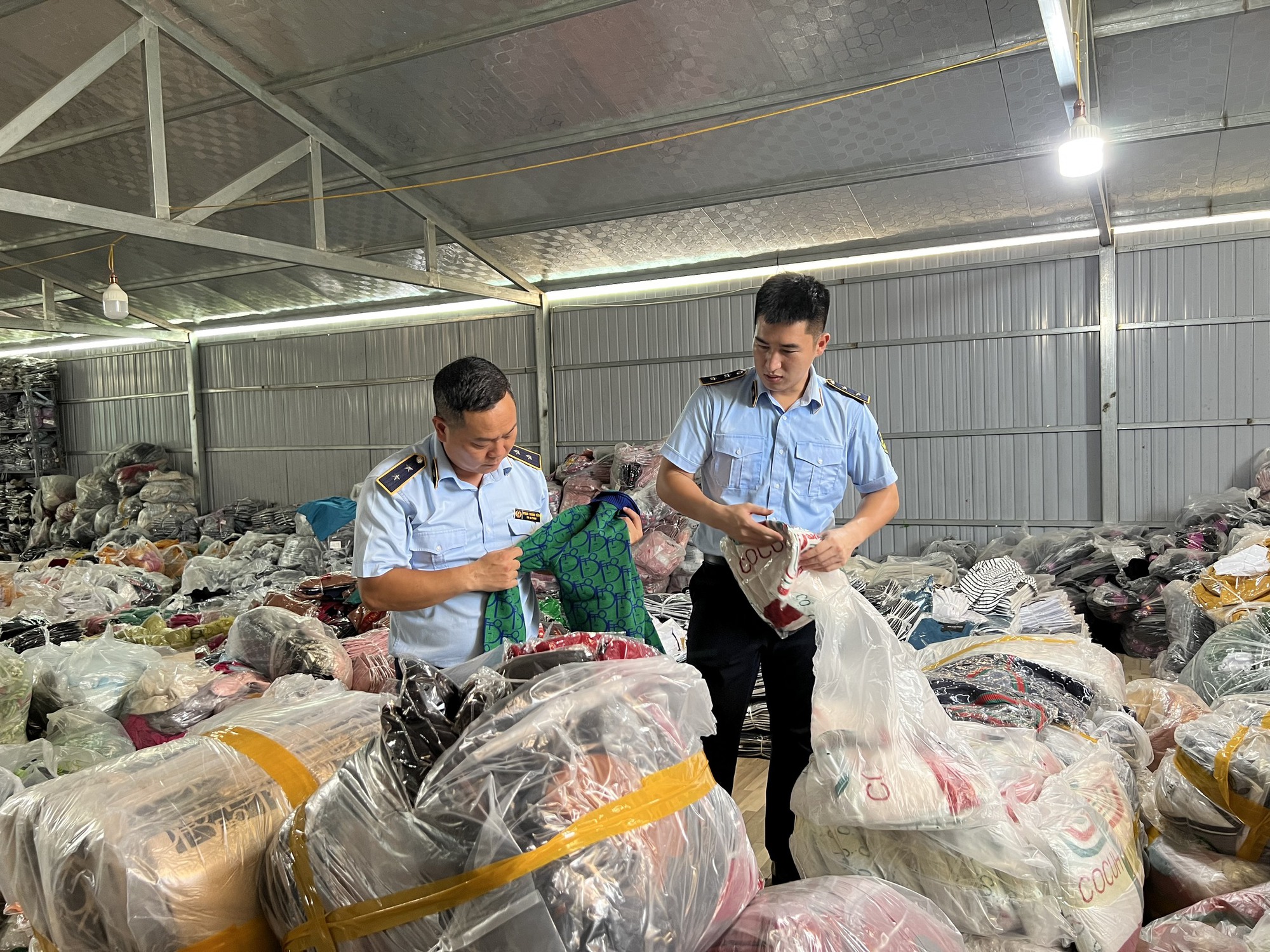 Chín tháng: Xử lý hơn 15.500 vụ vi phạm về buôn lậu, hàng giả- Ảnh 1. Chín tháng: Xử lý hơn 15.500 vụ vi phạm về buôn lậu, hàng giả- Ảnh 1.