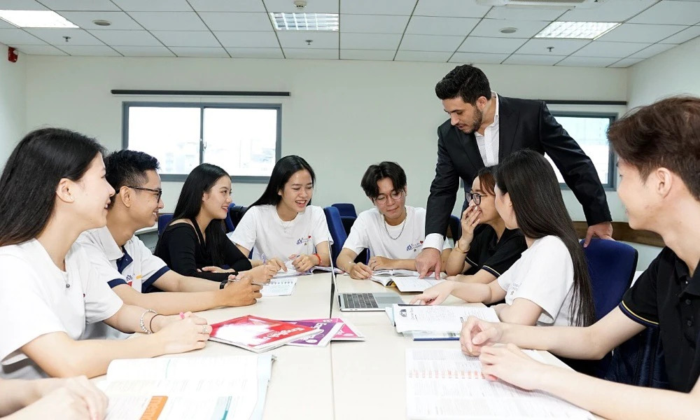 Thu hút chuyên gia, giảng viên người nước ngoài vào làm việc tại cơ sở giáo dục Việt Nam- Ảnh 1. Thu hút chuyên gia, giảng viên người nước ngoài vào làm việc tại cơ sở giáo dục Việt Nam- Ảnh 1.