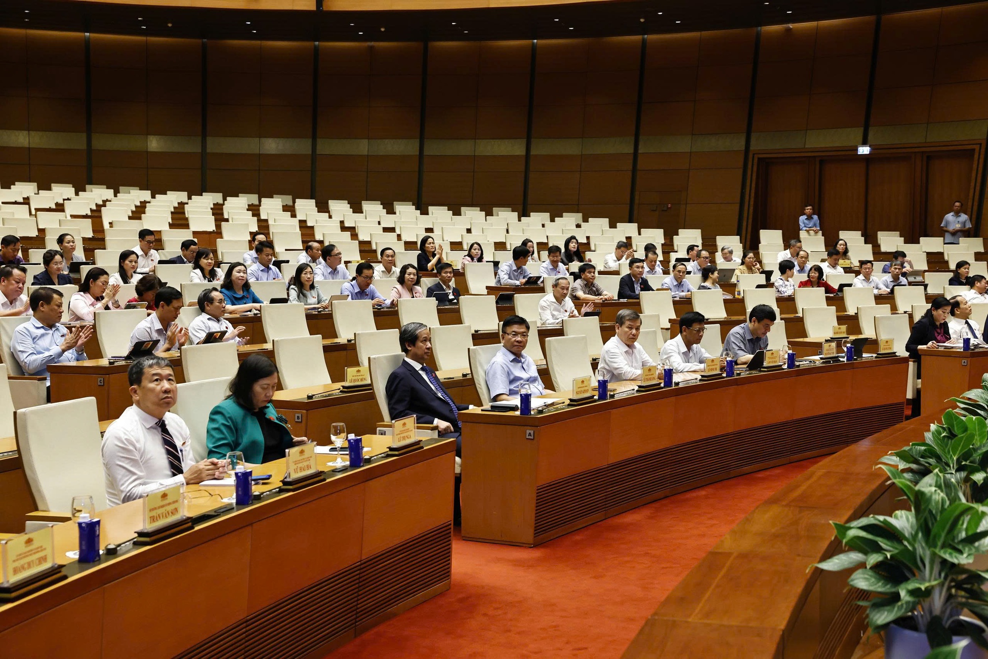 ប្រតិភូរដ្ឋសភាពេញម៉ោងផ្តល់យោបល់លើសេចក្តីព្រាងច្បាប់ចំនួន ២១ ដែលត្រូវបានបញ្ជូនទៅសម័យប្រជុំលើកទី១០ - រូបថត ១. Đại biểu Quốc hội chuyên trách cho ý kiến 21 dự án luật trình Kỳ họp thứ 10- Ảnh 1.