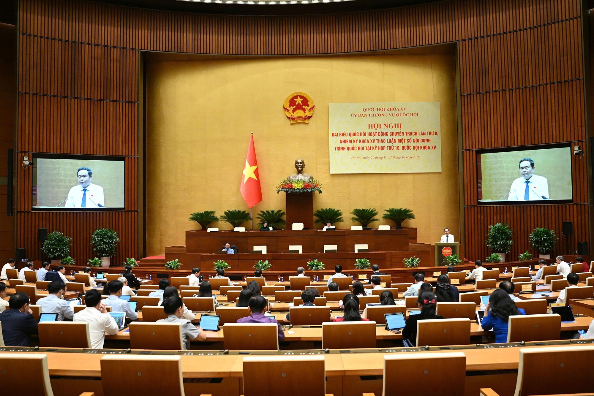 ប្រតិភូរដ្ឋសភាពេញម៉ោងផ្តល់យោបល់លើសេចក្តីព្រាងច្បាប់ចំនួន ២១ ដែលត្រូវបានបញ្ជូនទៅសម័យប្រជុំលើកទី១០ - រូបថត ២. Đại biểu Quốc hội chuyên trách cho ý kiến 21 dự án luật trình Kỳ họp thứ 10- Ảnh 2.