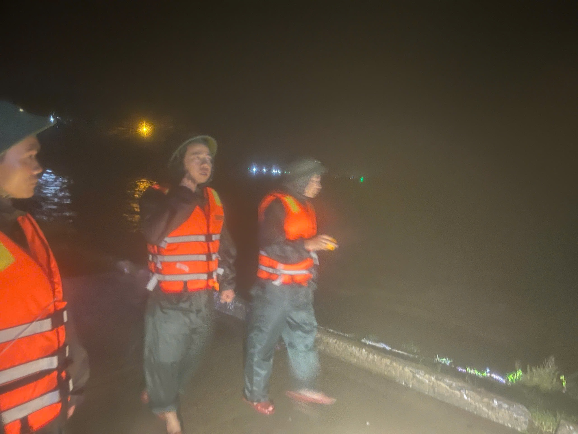 Quảng Trị: 2 tàu cá gặp sự cố trên sông Gianh, khẩn trương tìm kiếm 9 thuyền viên mất tích- Ảnh 1. Quảng Trị: 2 tàu cá gặp sự cố trên sông Gianh, khẩn trương tìm kiếm 9 thuyền viên mất tích- Ảnh 1.
