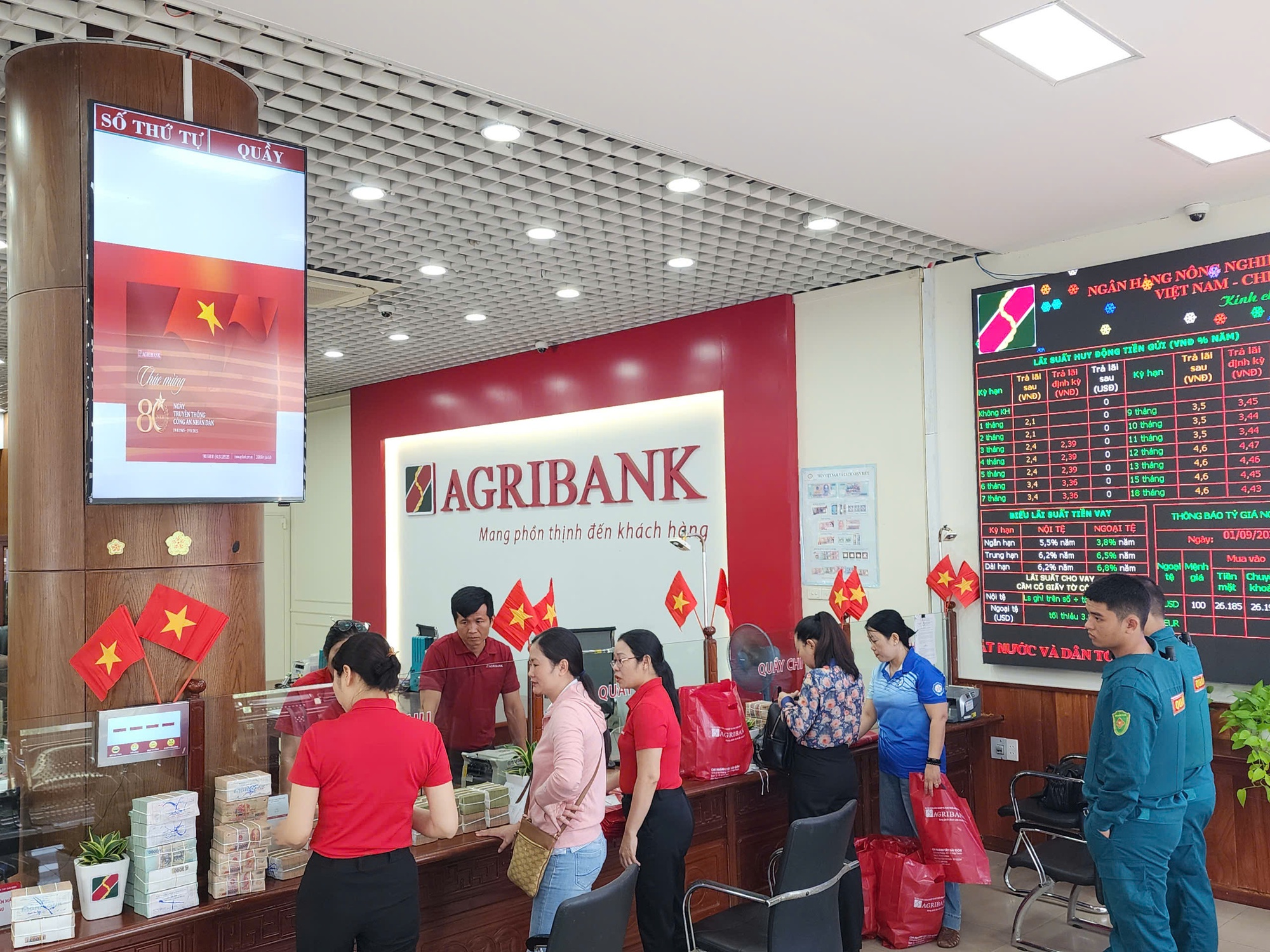 Ngân hàng tích cực hưởng ứng chi trả quà Quốc khánh kịp thời, khuyến cáo phòng chống lừa đảo- Ảnh 1. Ngân hàng tích cực hưởng ứng chi trả quà Quốc khánh kịp thời, khuyến cáo phòng chống lừa đảo- Ảnh 1.