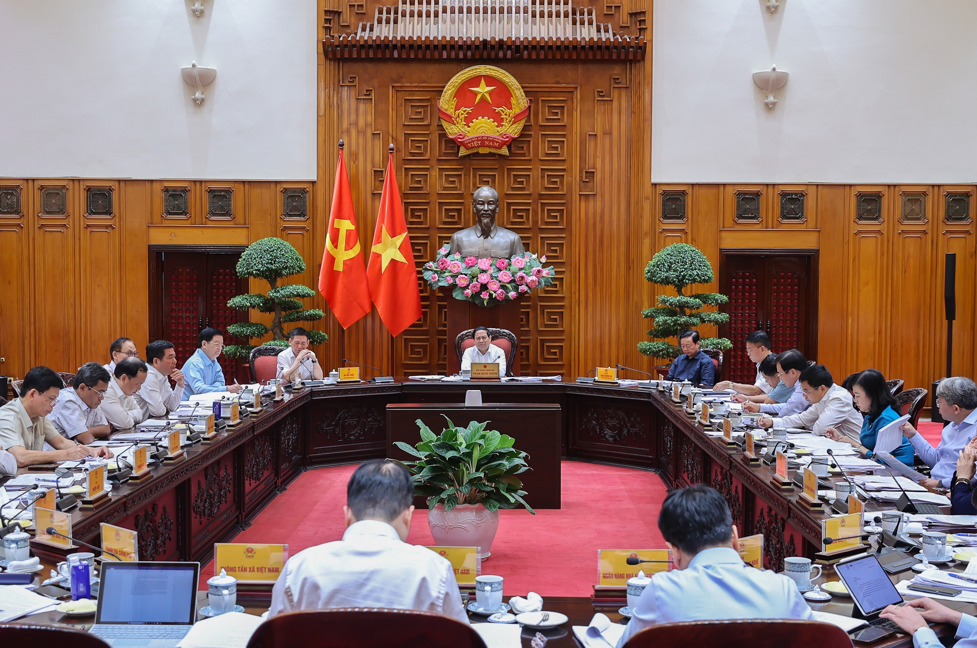 Thủ tướng: Tiếp tục đổi mới tư duy, cách làm trong đầu tư công, tập trung cho các dự án "xoay chuyển tình thế"- Ảnh 1.