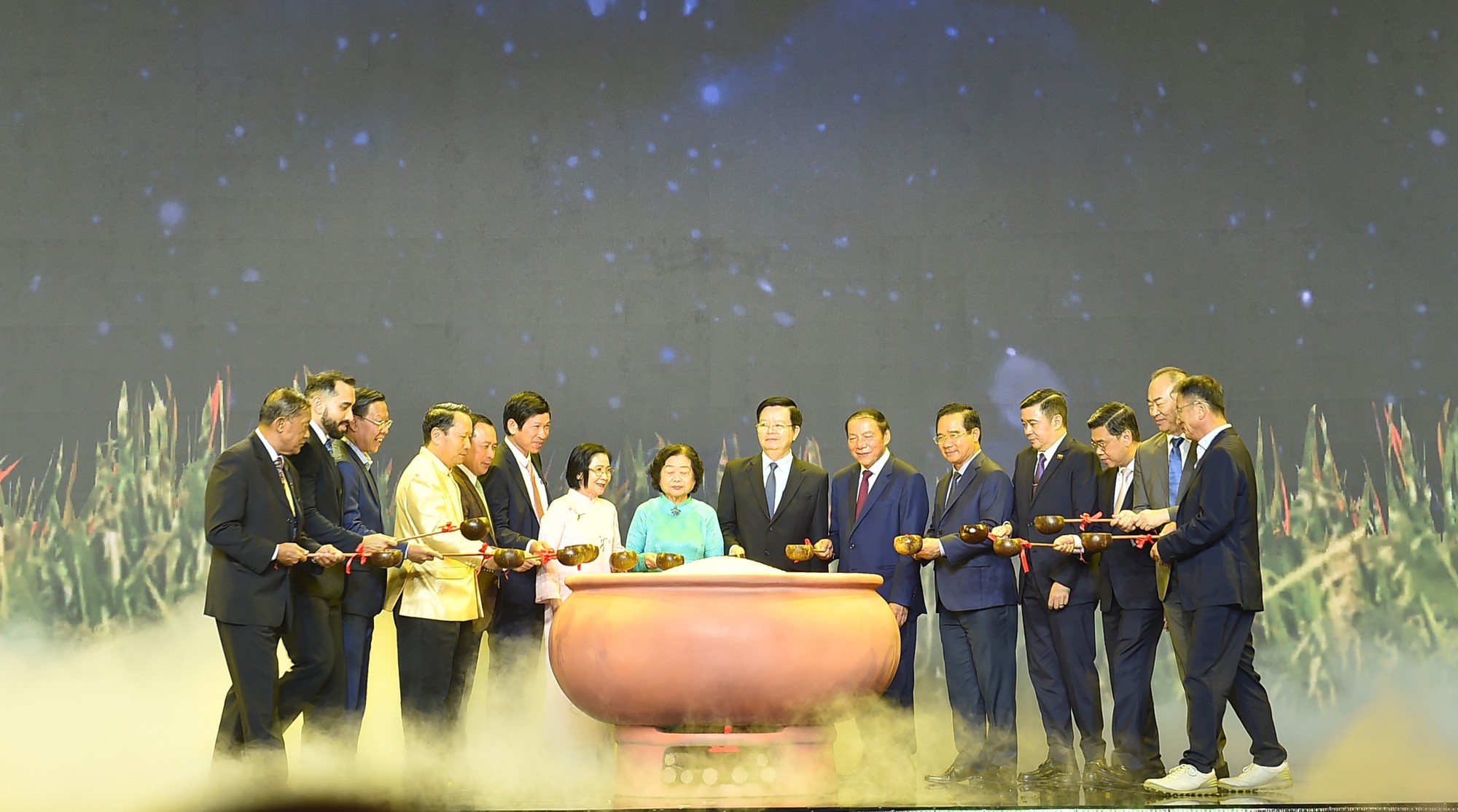 Rực rỡ 'Đêm Việt Nam' - Nơi 'Dòng chảy tinh hoa' hội tụ- Ảnh 1.