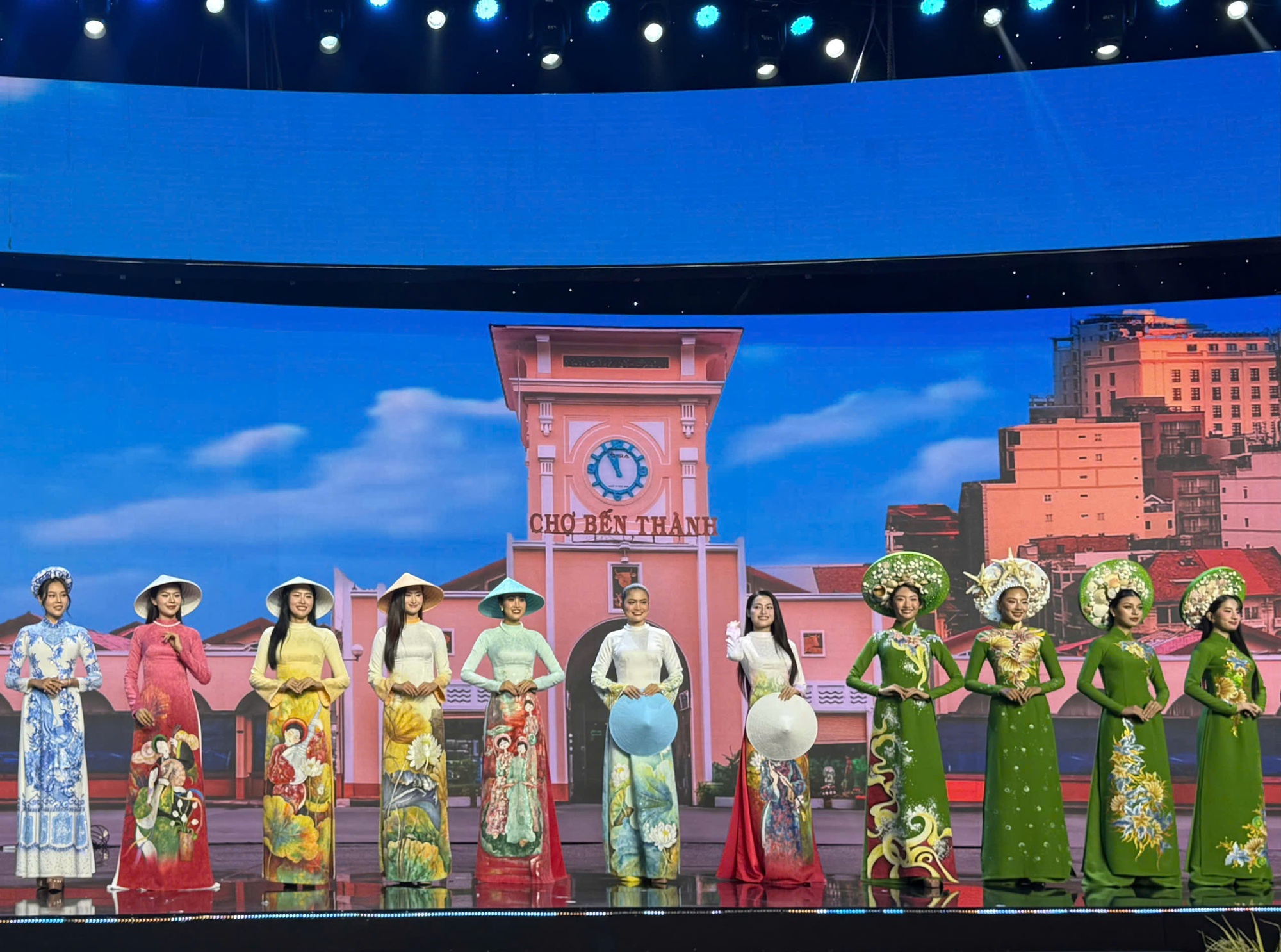 Rực rỡ 'Đêm Việt Nam' - Nơi 'Dòng chảy tinh hoa' hội tụ- Ảnh 3.