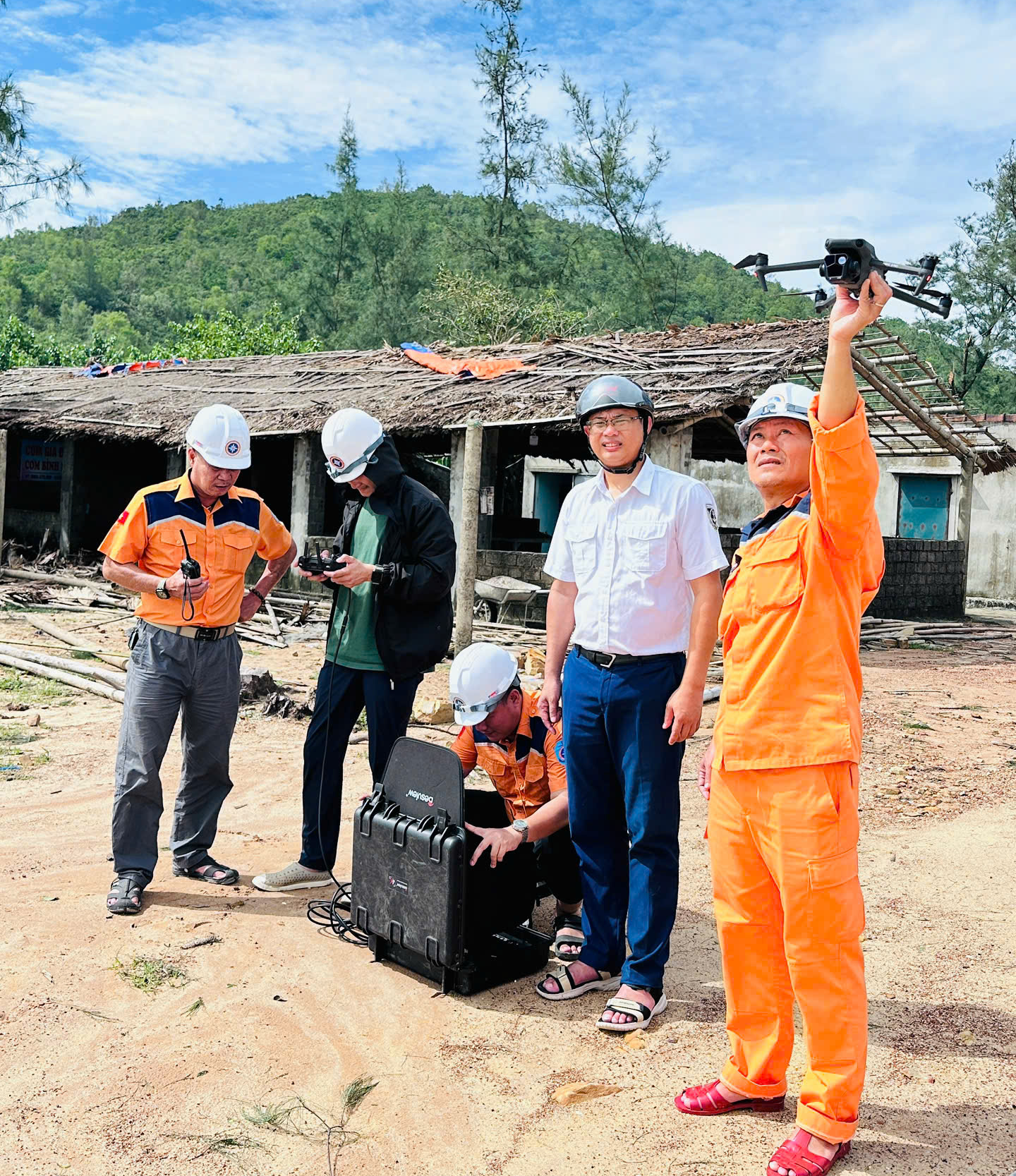 Chạy đua với thời gian tìm kiếm nạn nhân 2 tàu cá bị chìm tại Quảng Trị- Ảnh 3. Chạy đua với thời gian tìm kiếm nạn nhân 2 tàu cá bị chìm tại Quảng Trị- Ảnh 3.