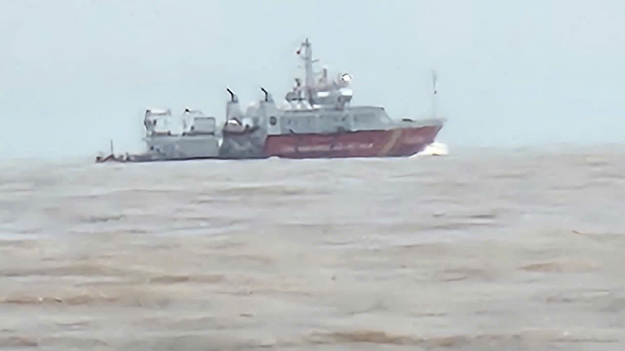 Chạy đua với thời gian tìm kiếm nạn nhân 2 tàu cá bị chìm tại Quảng Trị- Ảnh 2. Chạy đua với thời gian tìm kiếm nạn nhân 2 tàu cá bị chìm tại Quảng Trị- Ảnh 2.