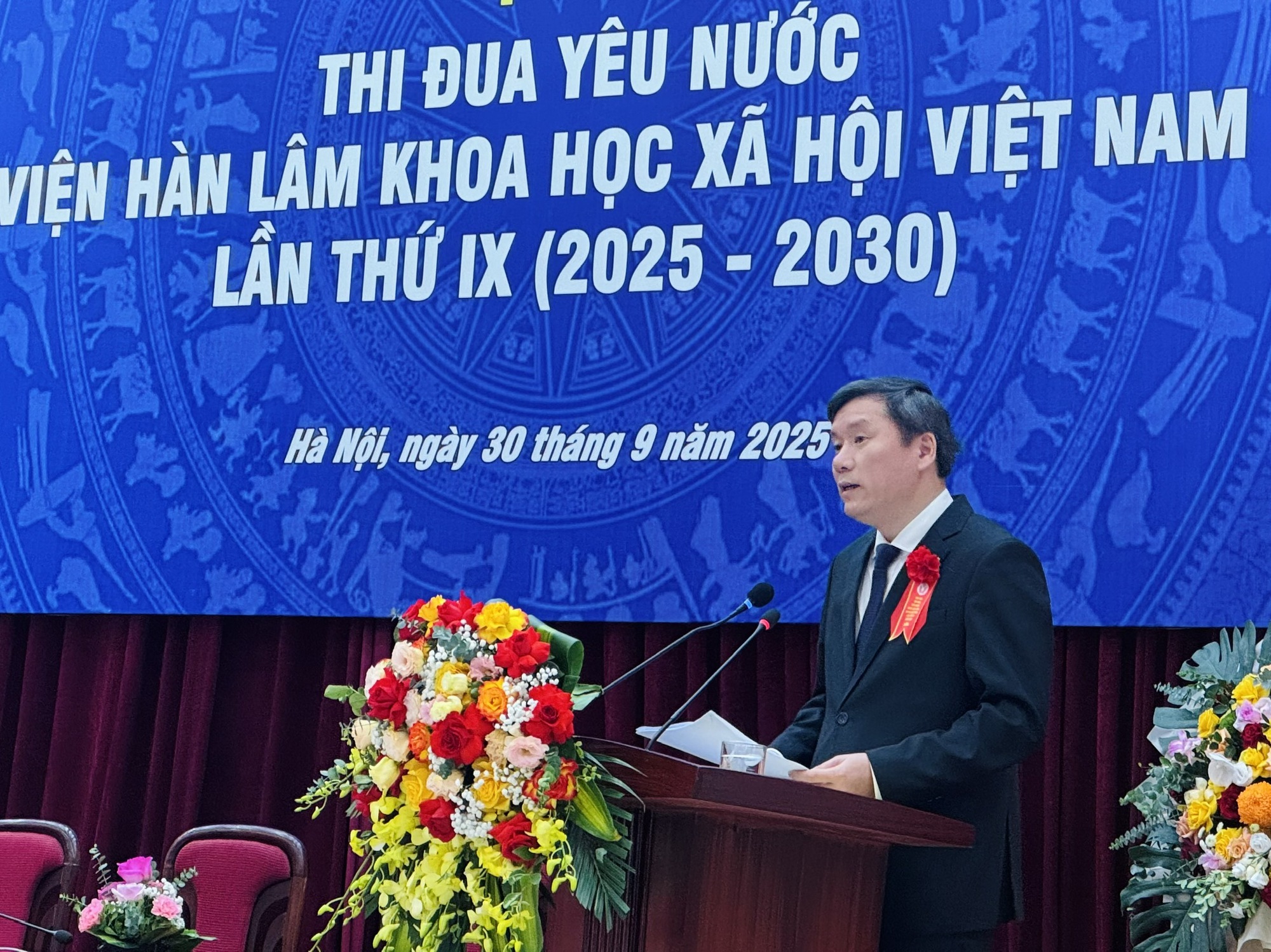 Lan tỏa phong trào thi đua yêu nước trong nghiên cứu khoa học xã hội- Ảnh 1.