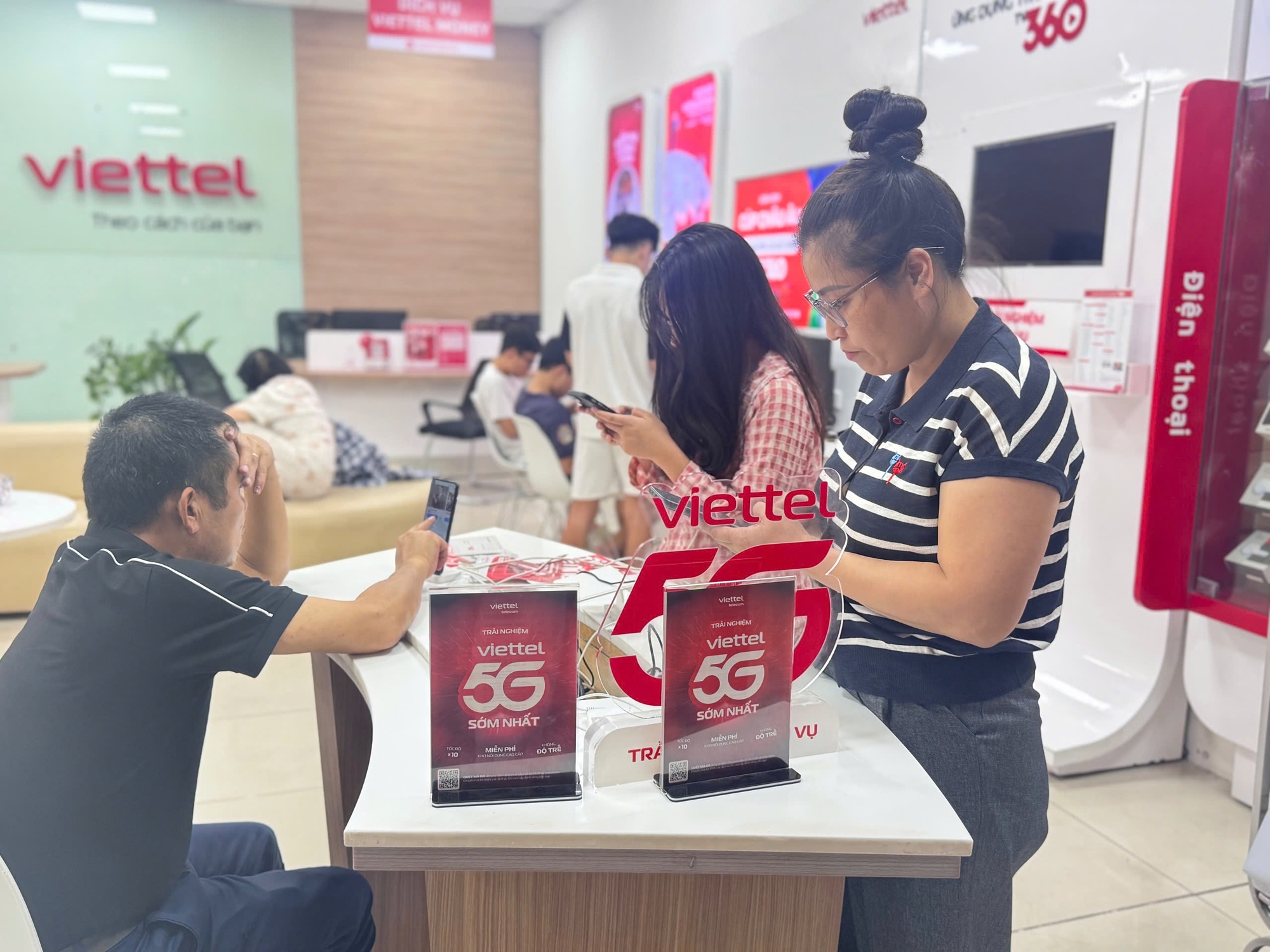 Viettel triển khai nhiều chính sách hỗ trợ khách hàng bị ảnh hưởng bão số 10- Ảnh 2. Viettel triển khai nhiều chính sách hỗ trợ khách hàng bị ảnh hưởng bão số 10- Ảnh 2.