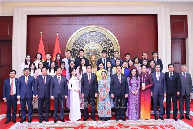 Chủ tịch nước Lương Cường gặp gỡ cộng đồng người Việt Nam tại Trung Quốc- Ảnh 3. Chủ tịch nước Lương Cường gặp gỡ cộng đồng người Việt Nam tại Trung Quốc- Ảnh 3.