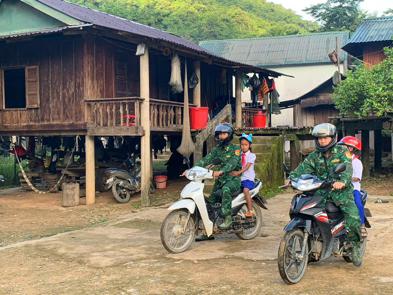 Lính biên phòng cõng các em nhỏ vượt suối đến trường trong Ngày khai giảng- Ảnh 2. Lính biên phòng cõng các em nhỏ vượt suối đến trường trong Ngày khai giảng- Ảnh 2.