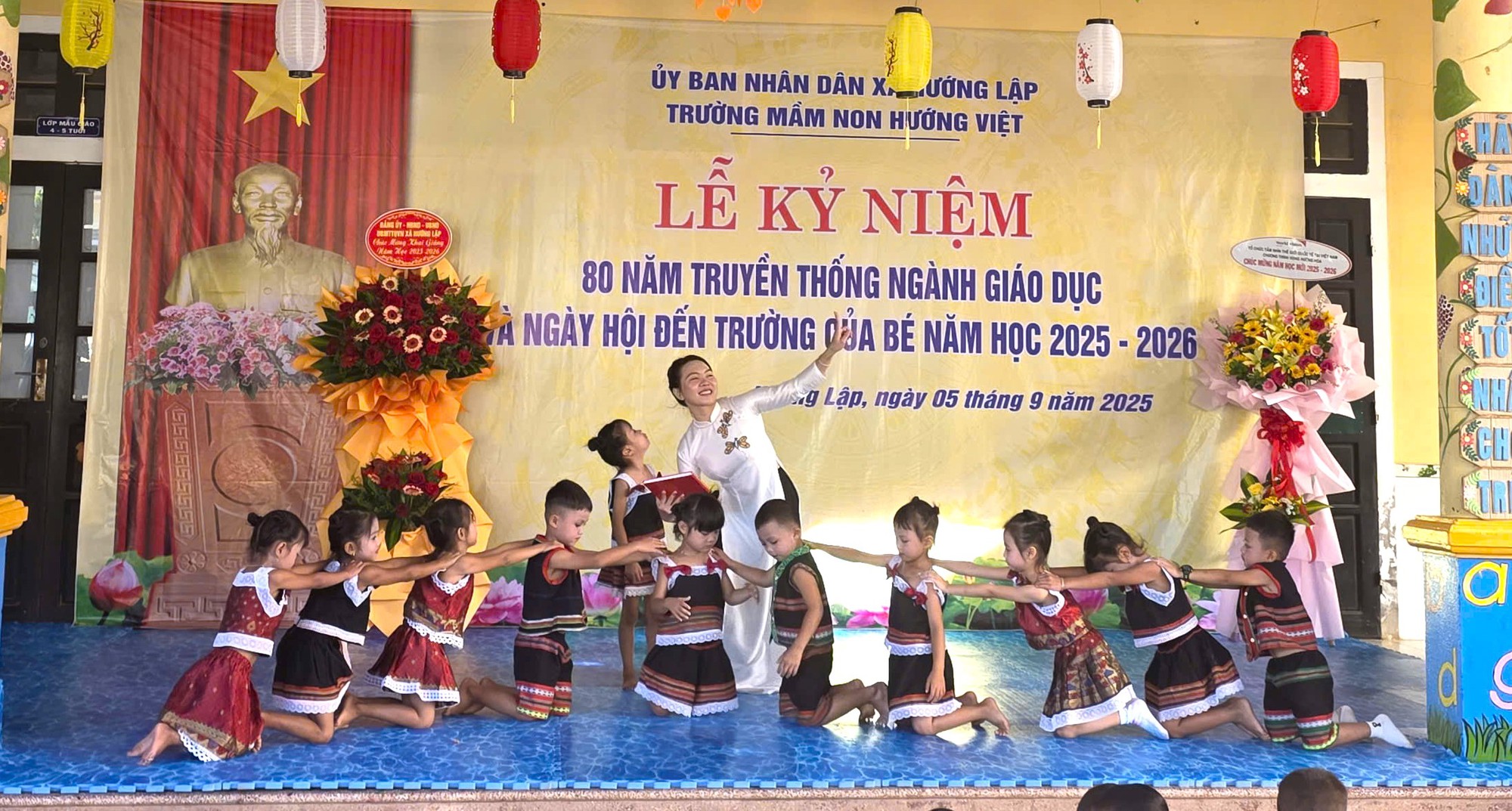 Lính biên phòng cõng các em nhỏ vượt suối đến trường trong Ngày khai giảng- Ảnh 10. Lính biên phòng cõng các em nhỏ vượt suối đến trường trong Ngày khai giảng- Ảnh 10.