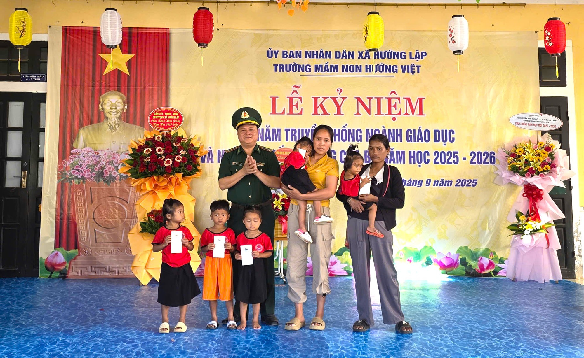 Lính biên phòng cõng các em nhỏ vượt suối đến trường trong Ngày khai giảng- Ảnh 9. Lính biên phòng cõng các em nhỏ vượt suối đến trường trong Ngày khai giảng- Ảnh 9.