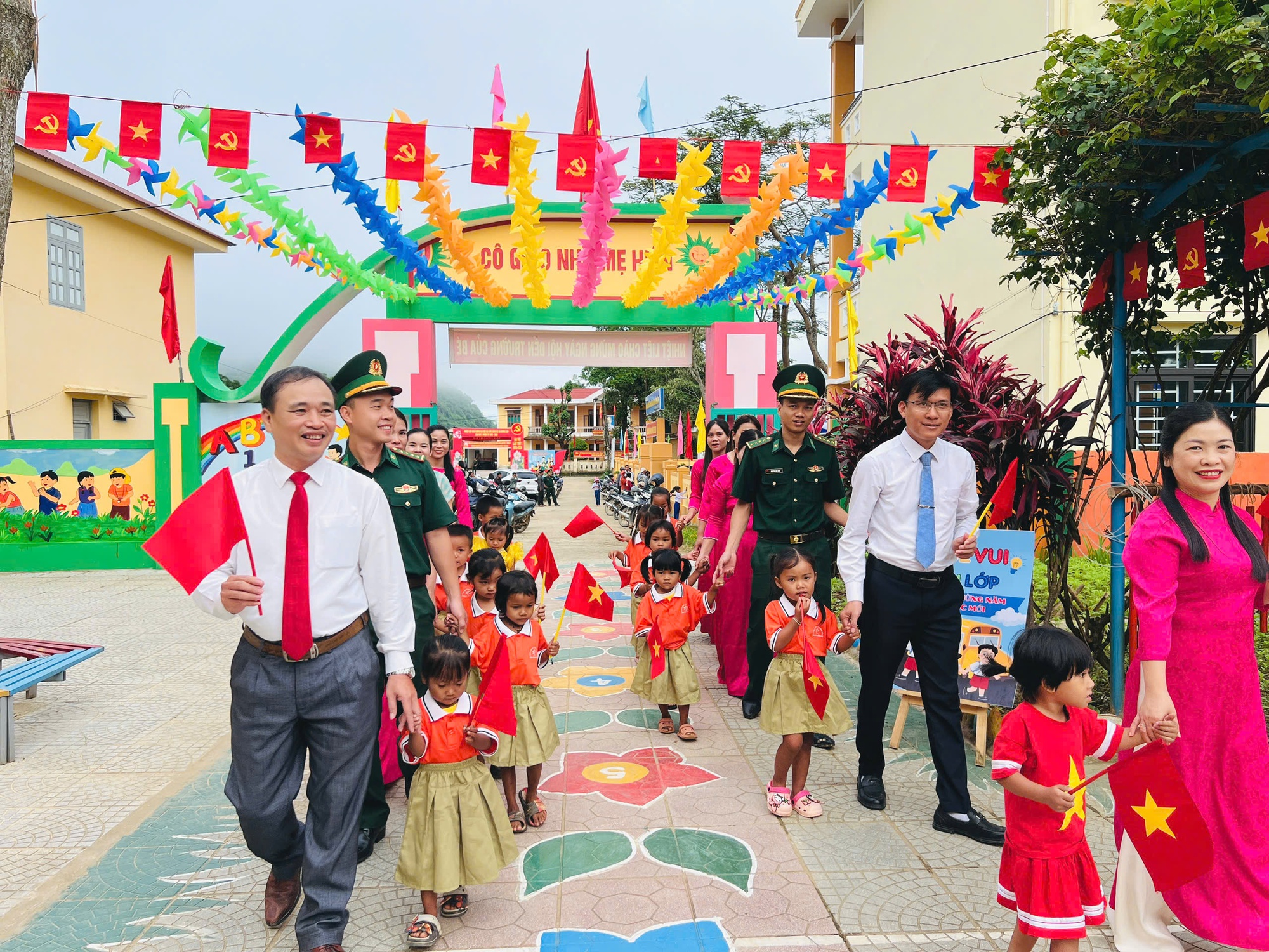 Lính biên phòng cõng các em nhỏ vượt suối đến trường trong Ngày khai giảng- Ảnh 11. Lính biên phòng cõng các em nhỏ vượt suối đến trường trong Ngày khai giảng- Ảnh 11.