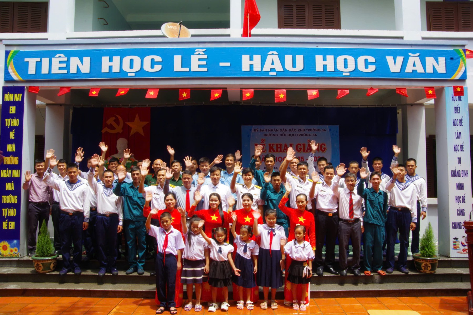 Chùm ảnh: Tưng bừng lễ khai giảng năm học mới 2025-2026 trên cả nước- Ảnh 11.
