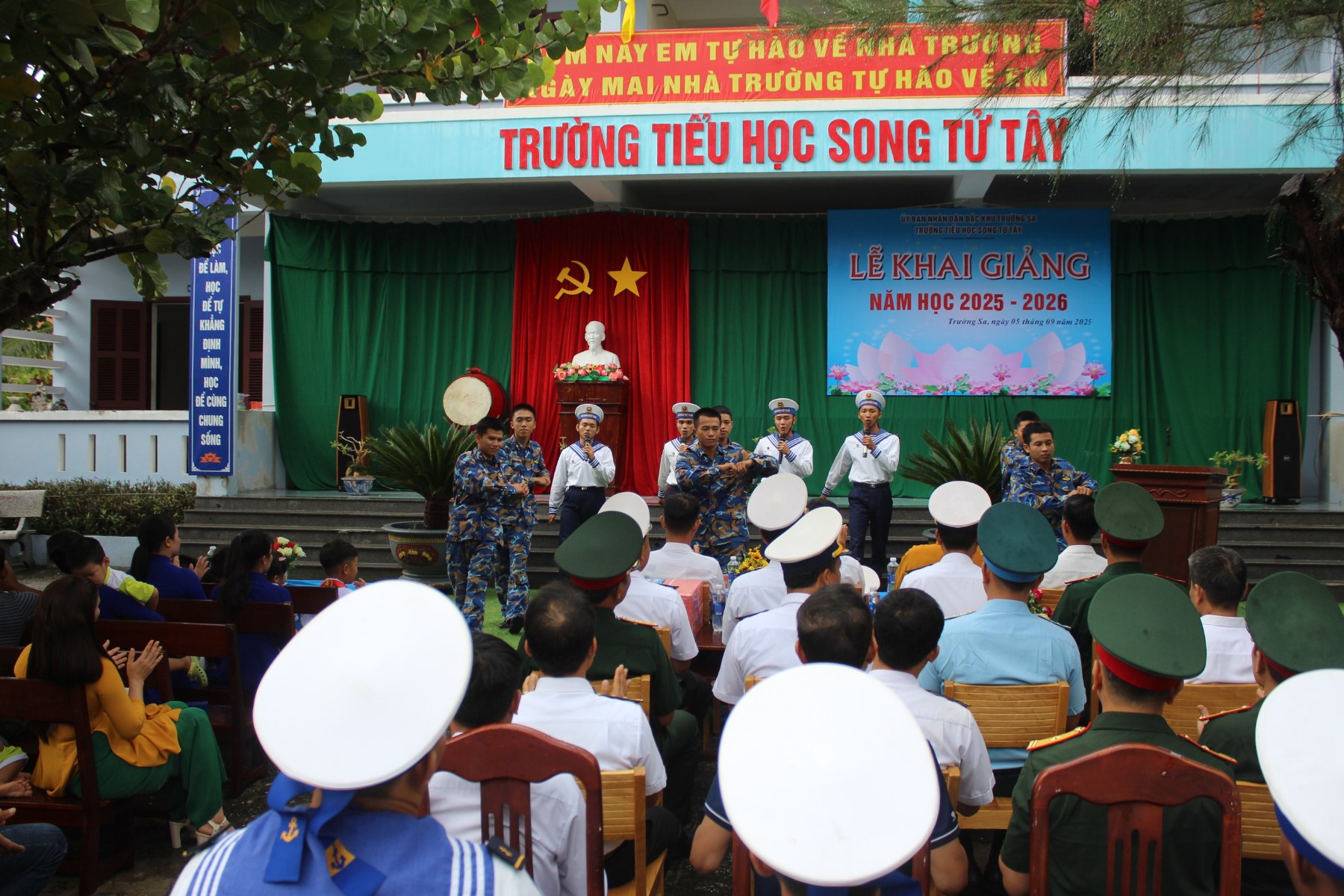 Chùm ảnh: Tưng bừng lễ khai giảng năm học mới 2025-2026 trên cả nước- Ảnh 12.