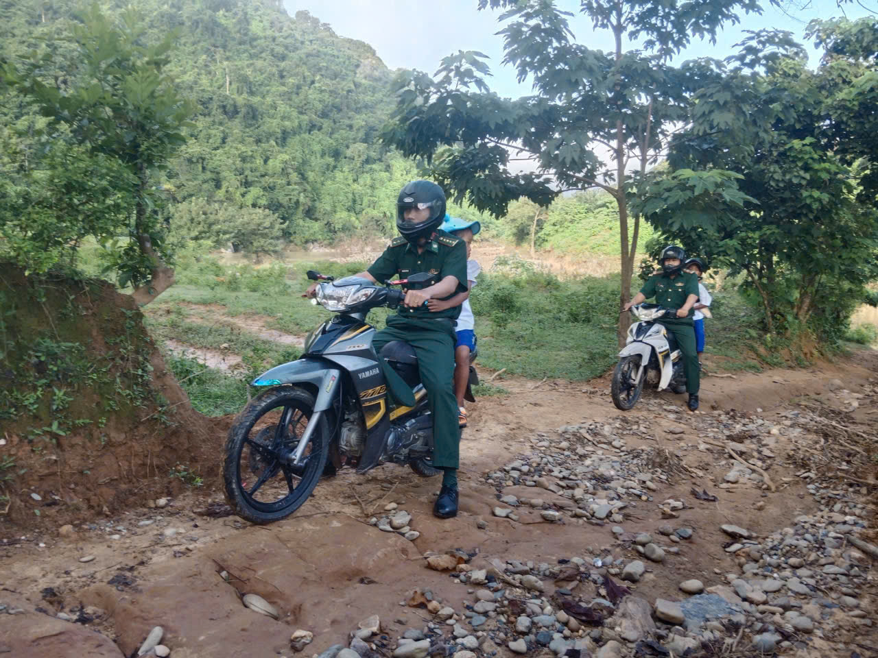 Lính biên phòng cõng các em nhỏ vượt suối đến trường trong Ngày khai giảng- Ảnh 3. Lính biên phòng cõng các em nhỏ vượt suối đến trường trong Ngày khai giảng- Ảnh 3.