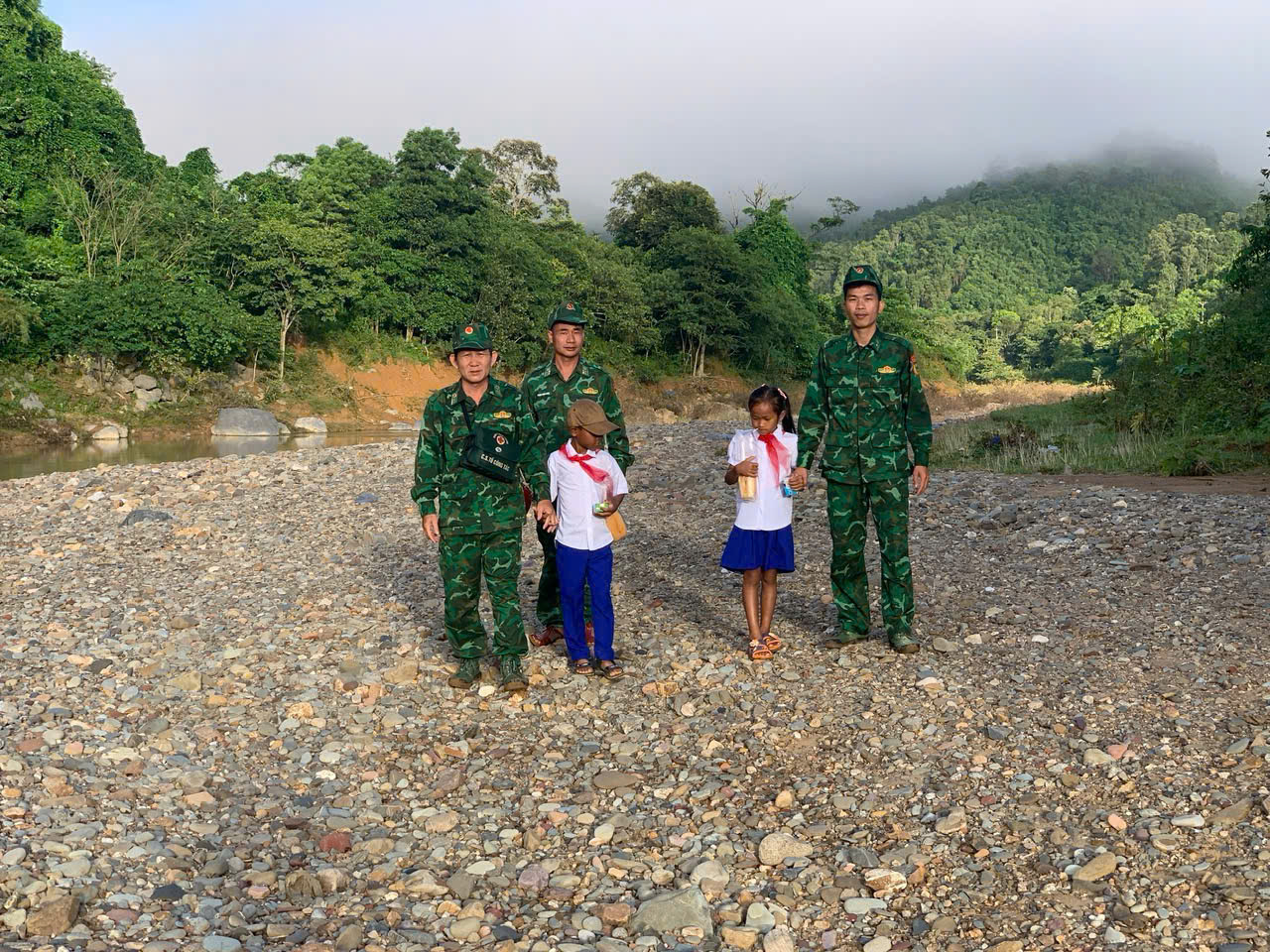 Lính biên phòng cõng các em nhỏ vượt suối đến trường trong Ngày khai giảng- Ảnh 4. Lính biên phòng cõng các em nhỏ vượt suối đến trường trong Ngày khai giảng- Ảnh 4.