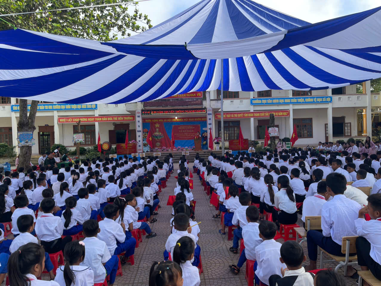 Lính biên phòng cõng các em nhỏ vượt suối đến trường trong Ngày khai giảng- Ảnh 8. Lính biên phòng cõng các em nhỏ vượt suối đến trường trong Ngày khai giảng- Ảnh 8.
