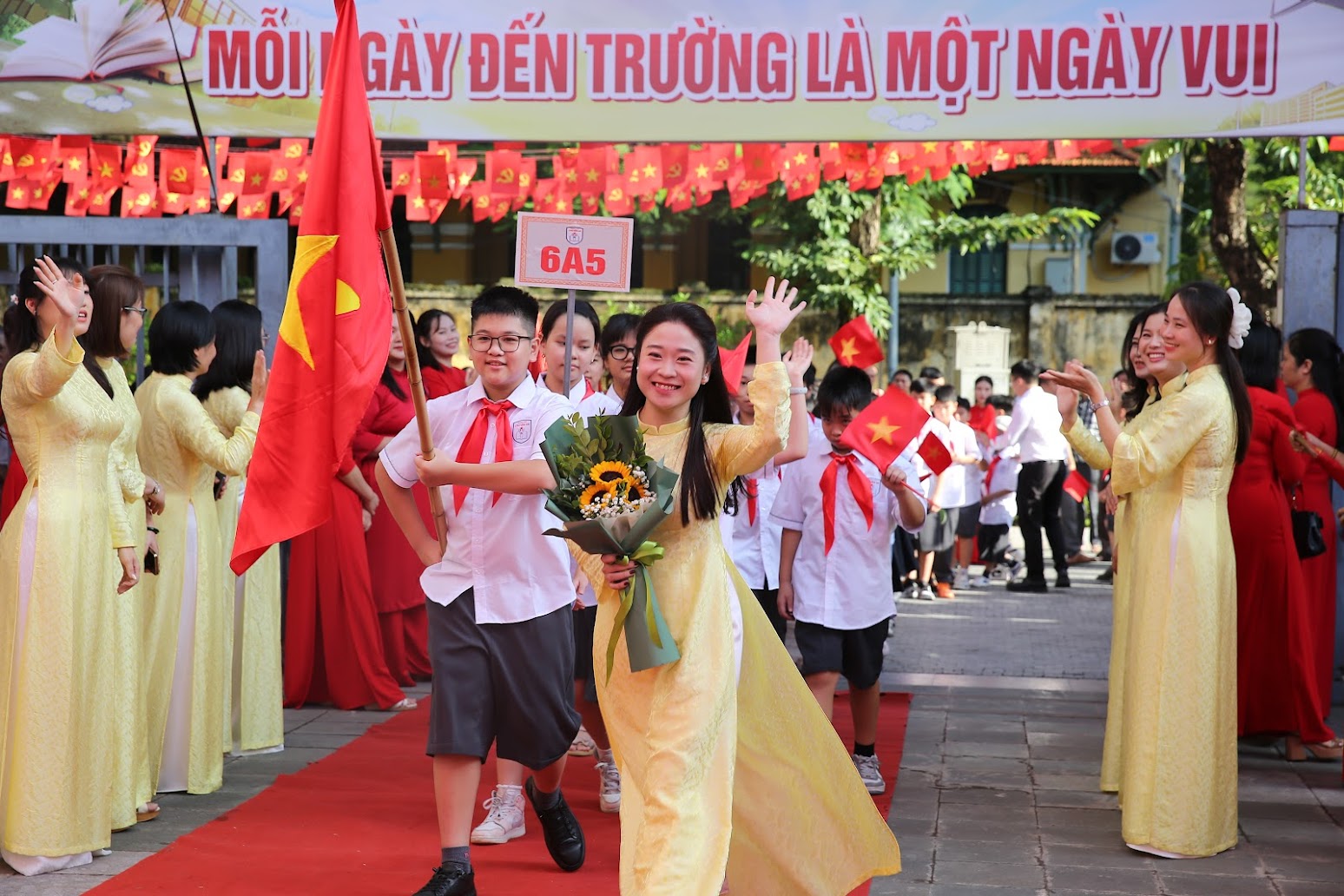 Chùm ảnh: Tưng bừng lễ khai giảng năm học mới 2025-2026 trên cả nước- Ảnh 3.