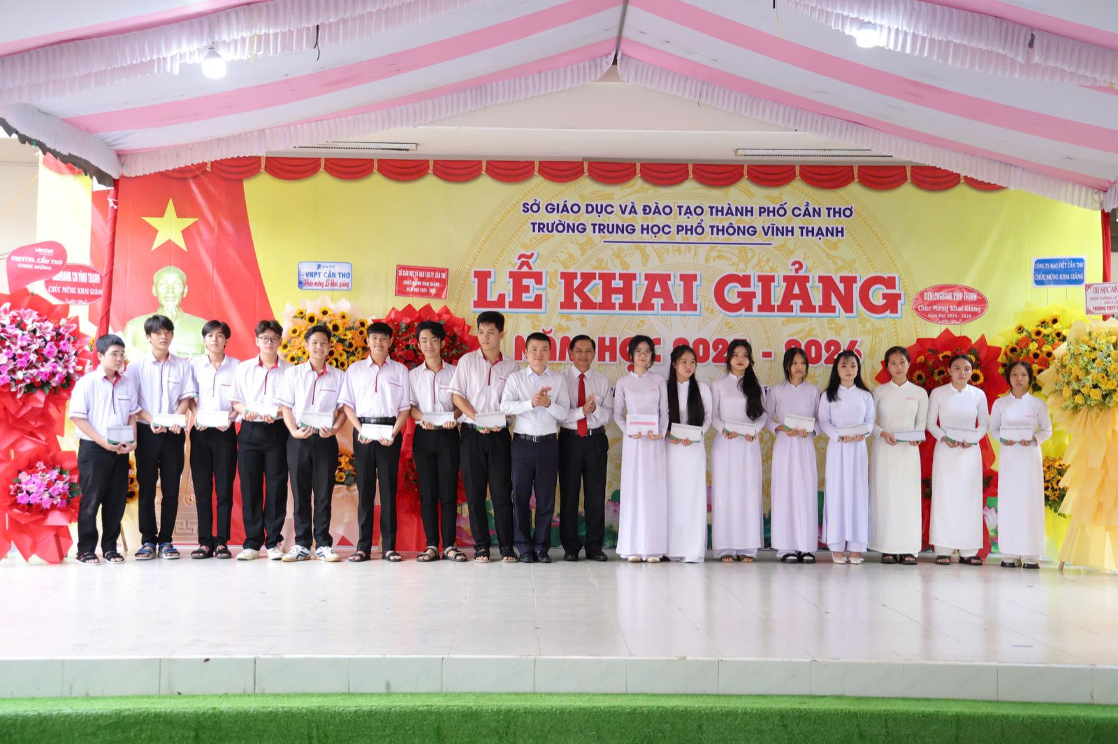 Không khí hân hoan khai giảng năm học mới lan tỏa khắp mọi miền Tổ quốc- Ảnh 10.