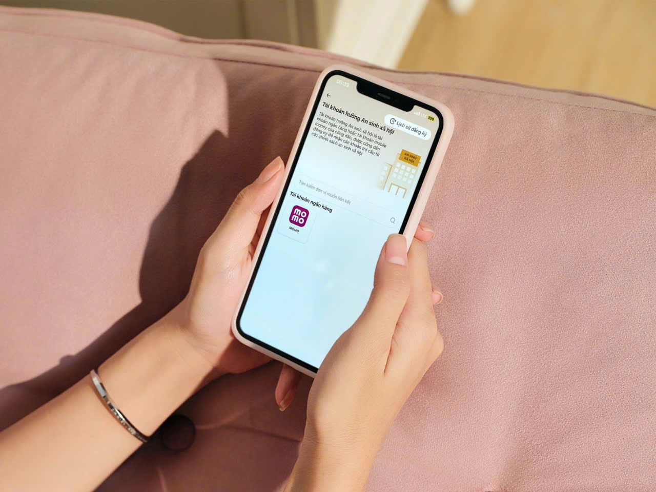 Khách hàng liên kết tài khoản ASXH để nhận 100.000 đồng từ Chính phủ: Một ví điện tử tặng thêm quà 500.000 đồng- Ảnh 1. Khách hàng liên kết tài khoản ASXH để nhận 100.000 đồng từ Chính phủ: Một ví điện tử tặng thêm quà 500.000 đồng- Ảnh 1.