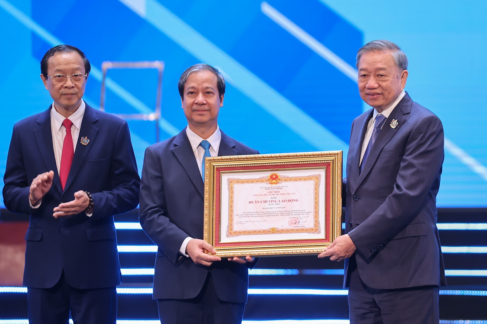 TỔNG THUẬT: Lễ khai giảng đặc biệt của 1,6 triệu thầy, cô và gần 26 triệu học sinh, sinh viên- Ảnh 13.