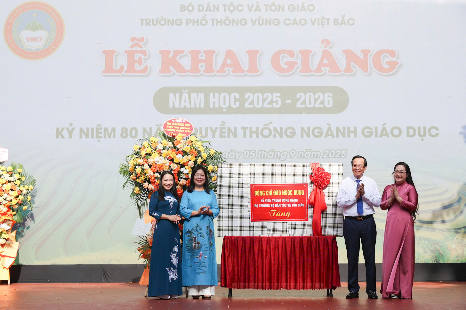 Lễ khai giảng ấm áp tại ngôi trường chắp cánh ước mơ học sinh vùng cao- Ảnh 2.