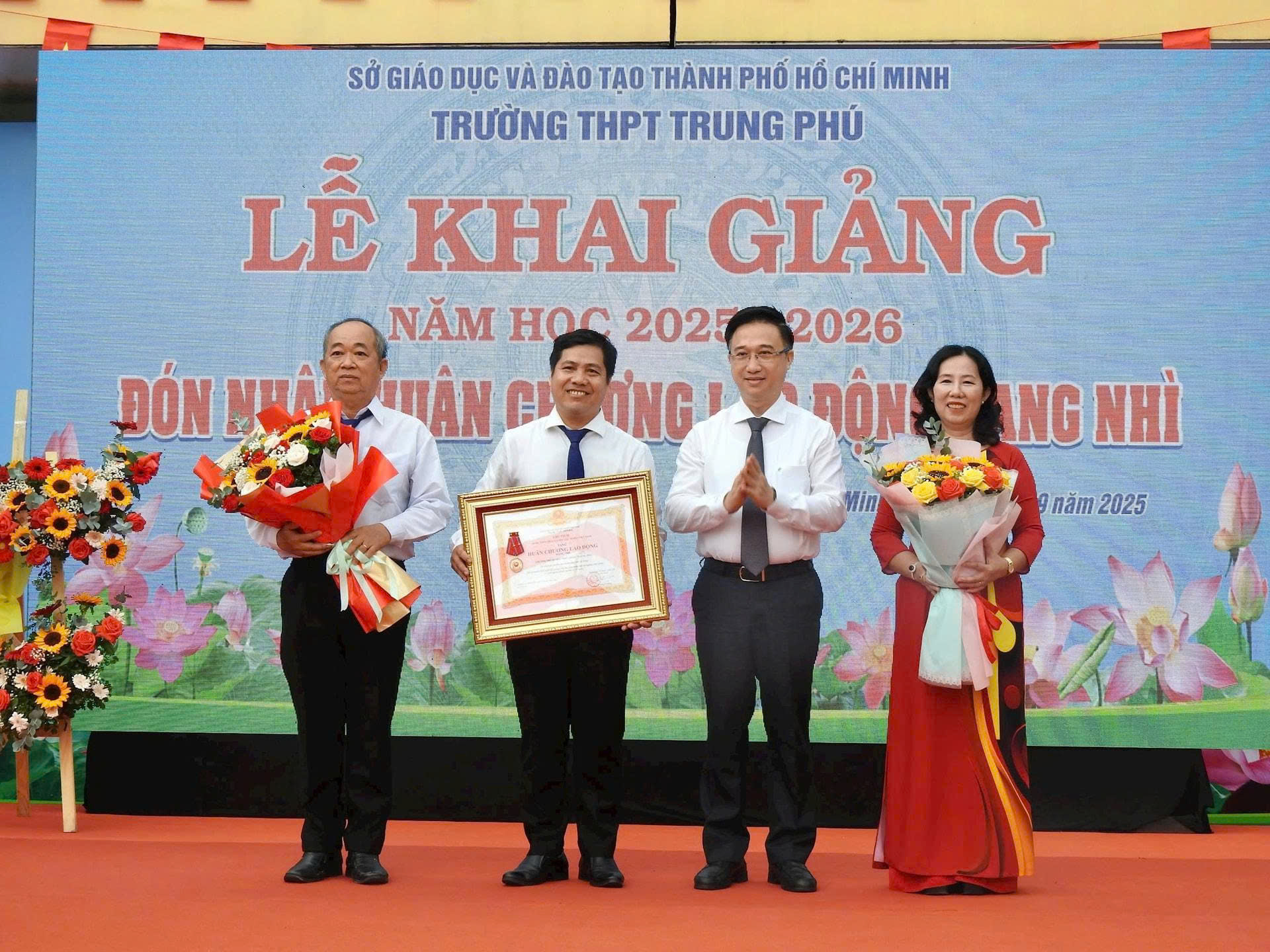 Không khí hân hoan khai giảng năm học mới lan tỏa khắp mọi miền Tổ quốc- Ảnh 8.